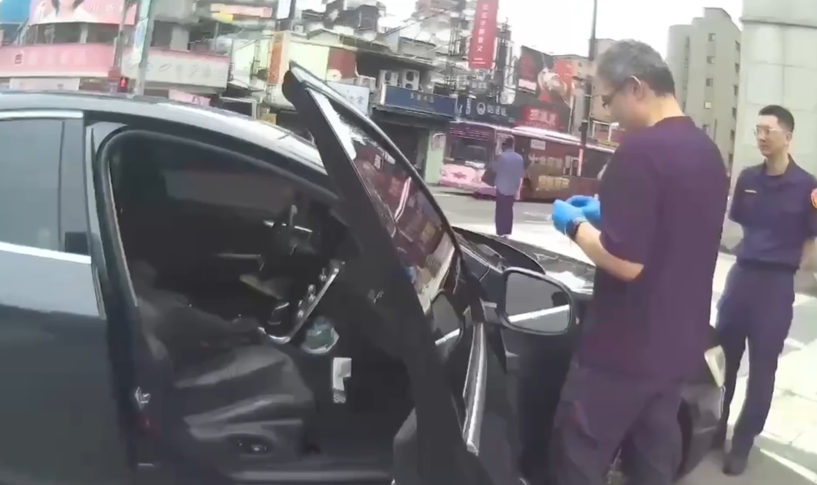 由於林姓女車主不放心,警方謹慎以對,出動鑑識人員採證。(翻攝畫面)