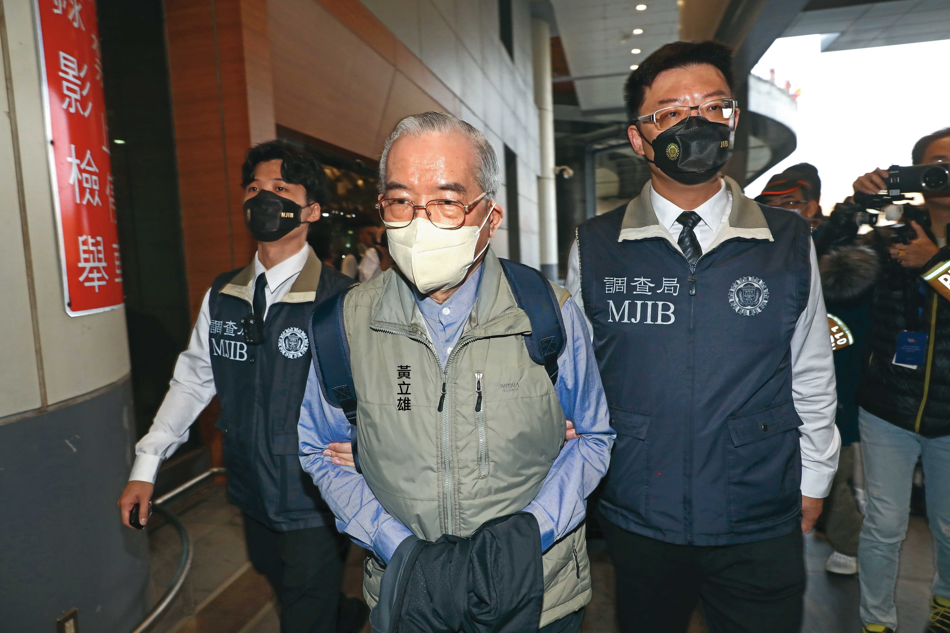 黃博健的醫師父親黃立雄掛名擔任杏立博全診所負責人,去年5月返台投案後,遭檢方以50萬元交保。