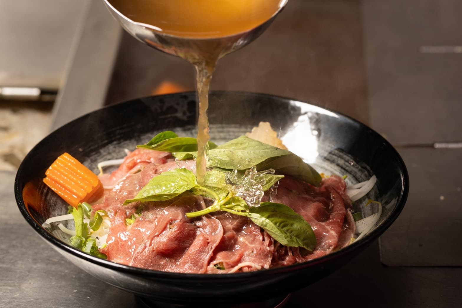 這碗「越式牛肉湯」CP值太高,不僅分量飽足,湯頭更是溫潤甜美,越喝越愛。(160元/份)