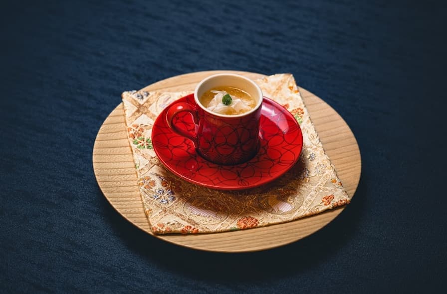茶碗蒸裝在卡布其諾杯中登場,是味覺也是視覺饗宴。(赫士盟提供)