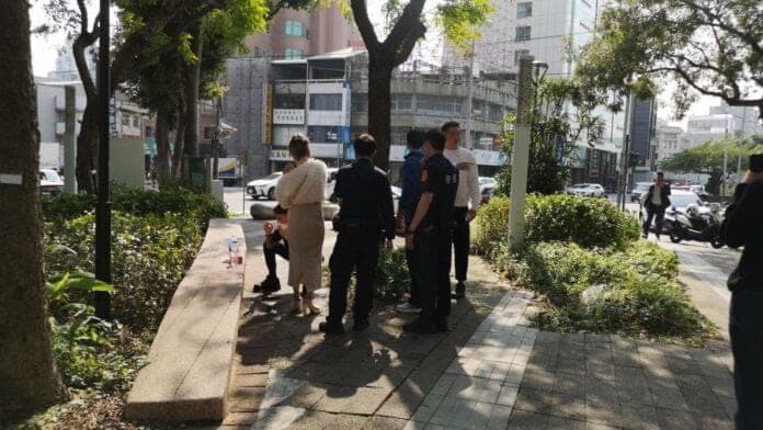 警方到場時丟丟妹男友遭毆後痛苦蹲在地上。(翻攝畫面)