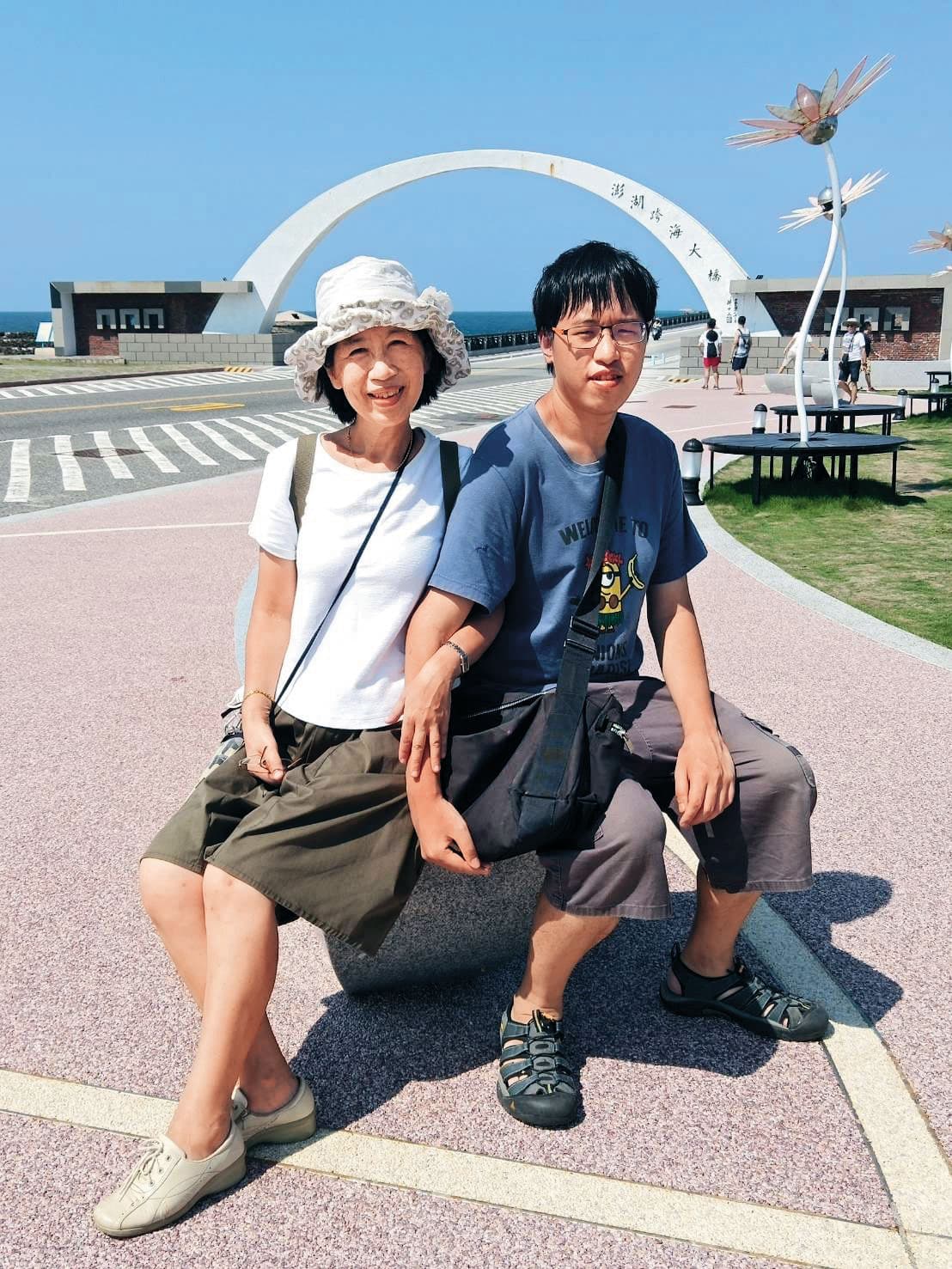 陳佩琪(左)原本被安排擔任小草咖啡棧董事長兼總經理,兒子柯傅堯(右)則任董事。(翻攝陳佩琪臉書)
