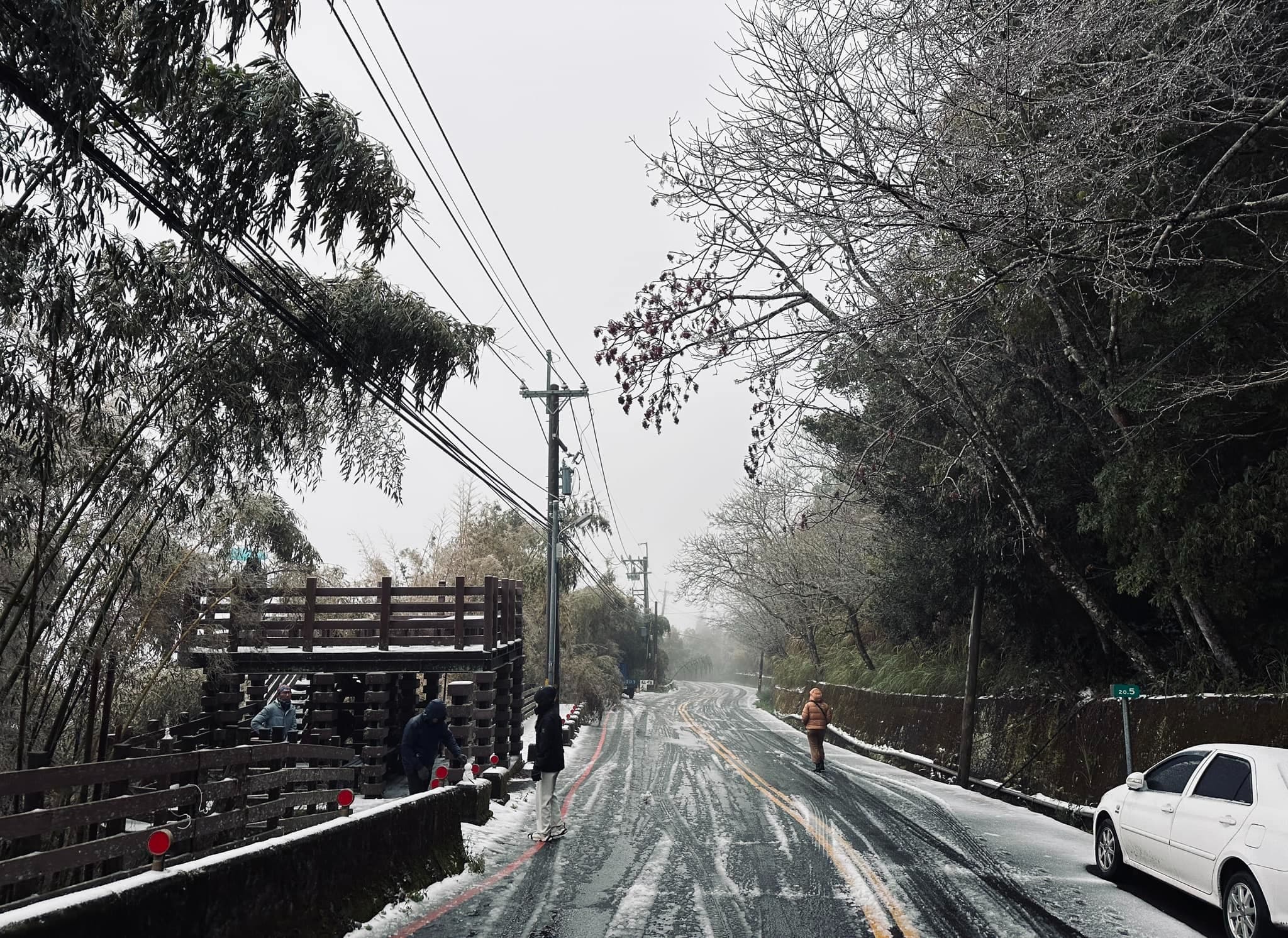 新竹尖石玉峰、秀巒村道路積雪已達5公分厚,店家卻開心不起來,傻眼表示「水源結冰無水可用」。(翻攝自「竹縣好好玩」臉書)