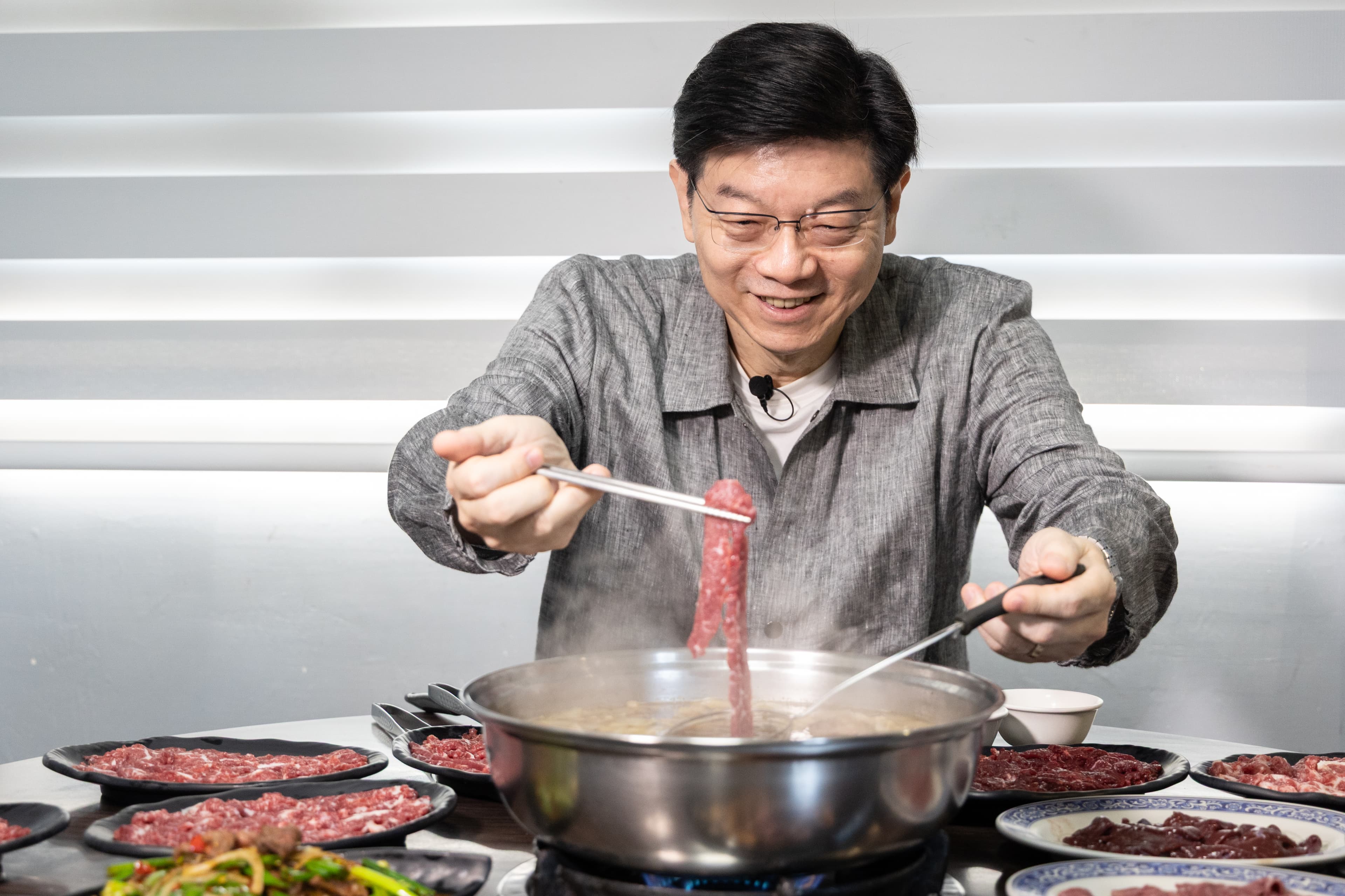 裴社長讚嘆「湖東牛肉館」的牛肉湯湯頭「非常溫潤，充滿花果香」，與台南強勁、陽剛的風味截然不同。（鄭祺耀攝）