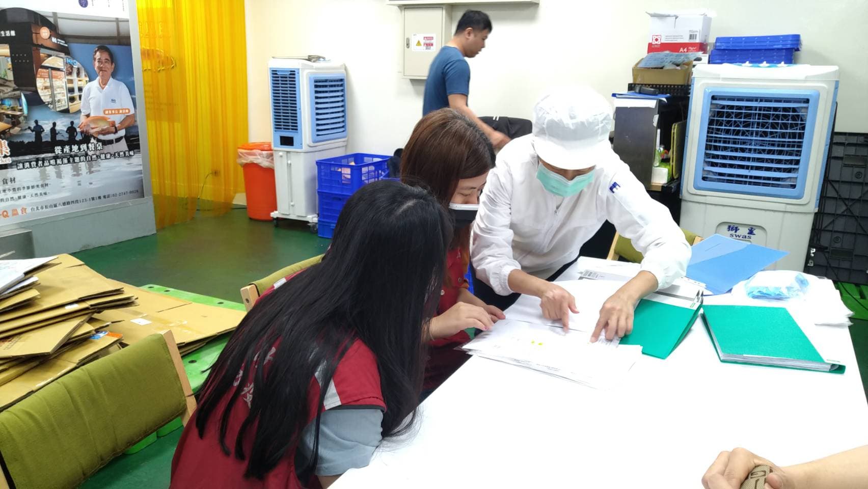 動保處稽查寵物食品成分標示自主檢驗報告。(新北動保處提供)