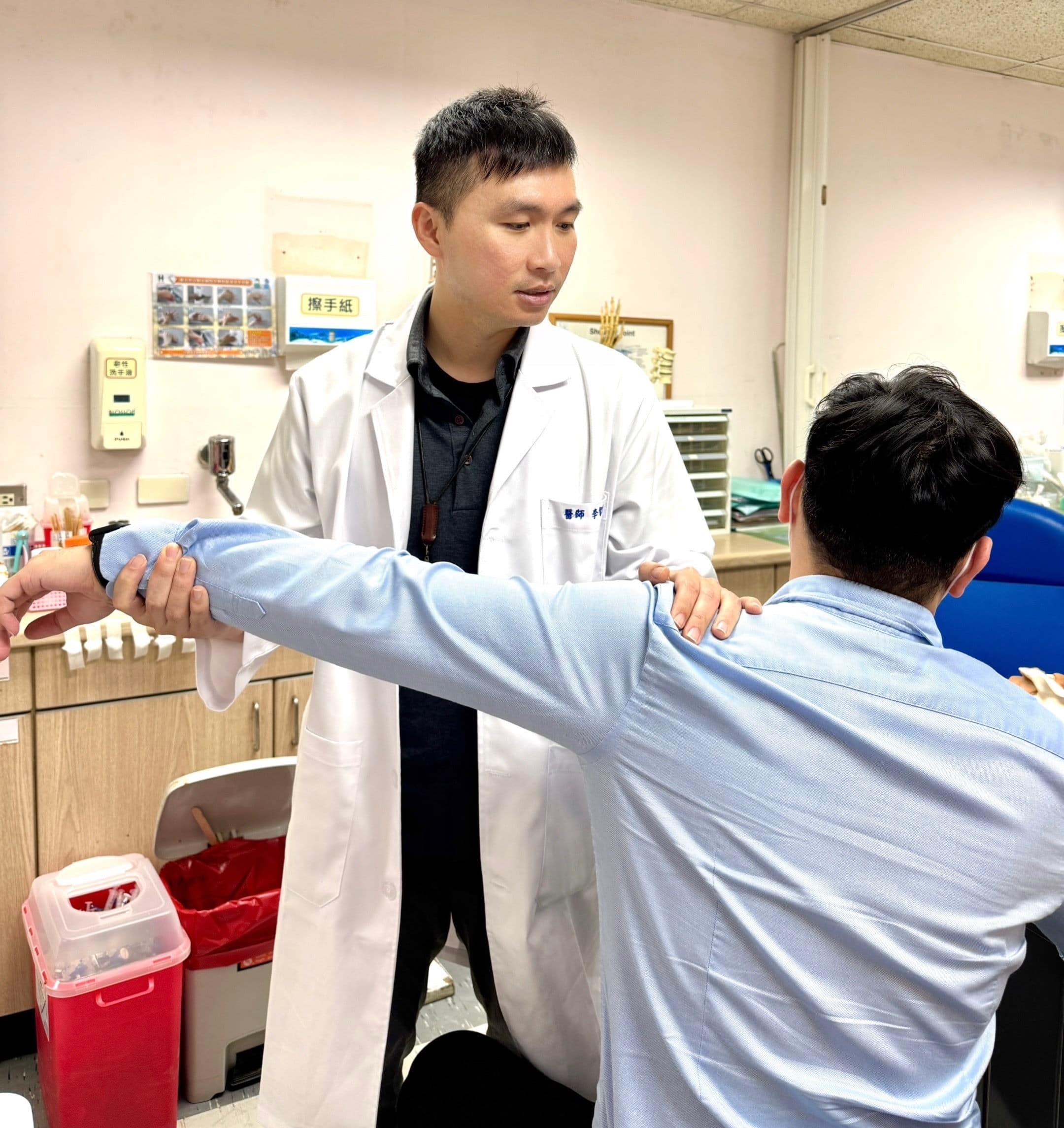 李醫師示範「被動活動測試」。確認是否為五十肩的症狀。(李智堯醫師提供)