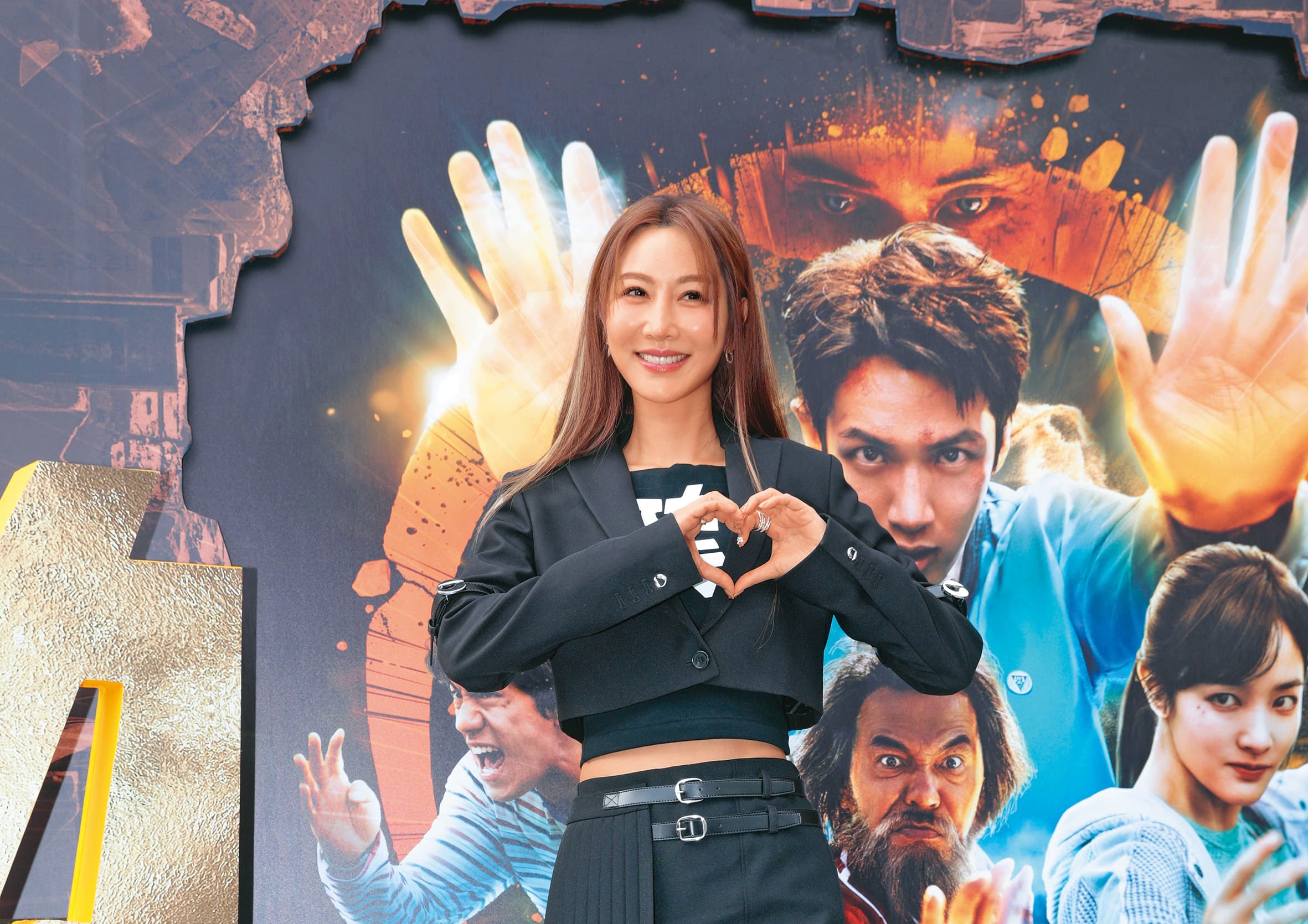曾莞婷曬出傲人螞蟻腰,真的是太腰瘦了!