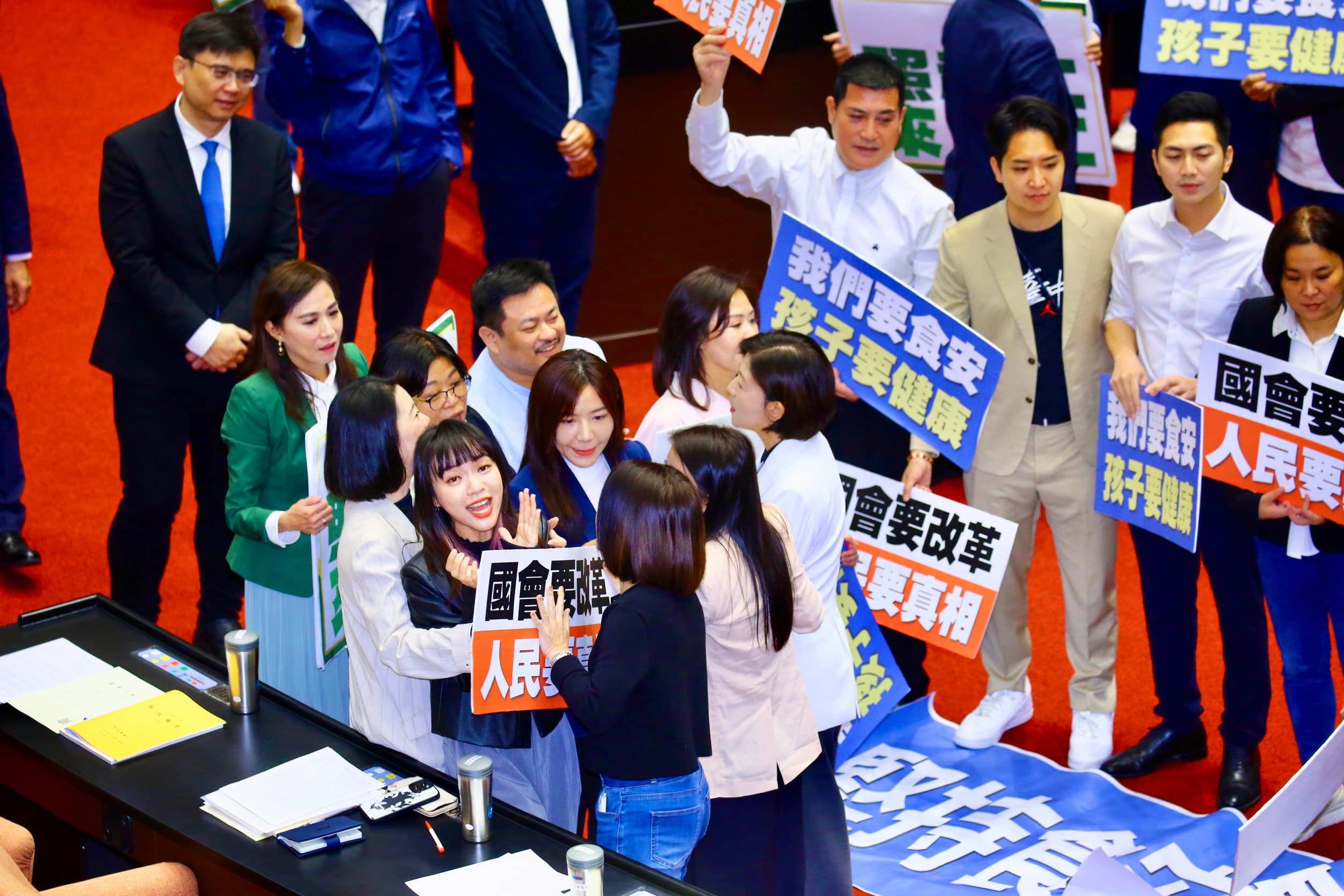 黃捷與徐巧芯一度上演雙姝互嗆。