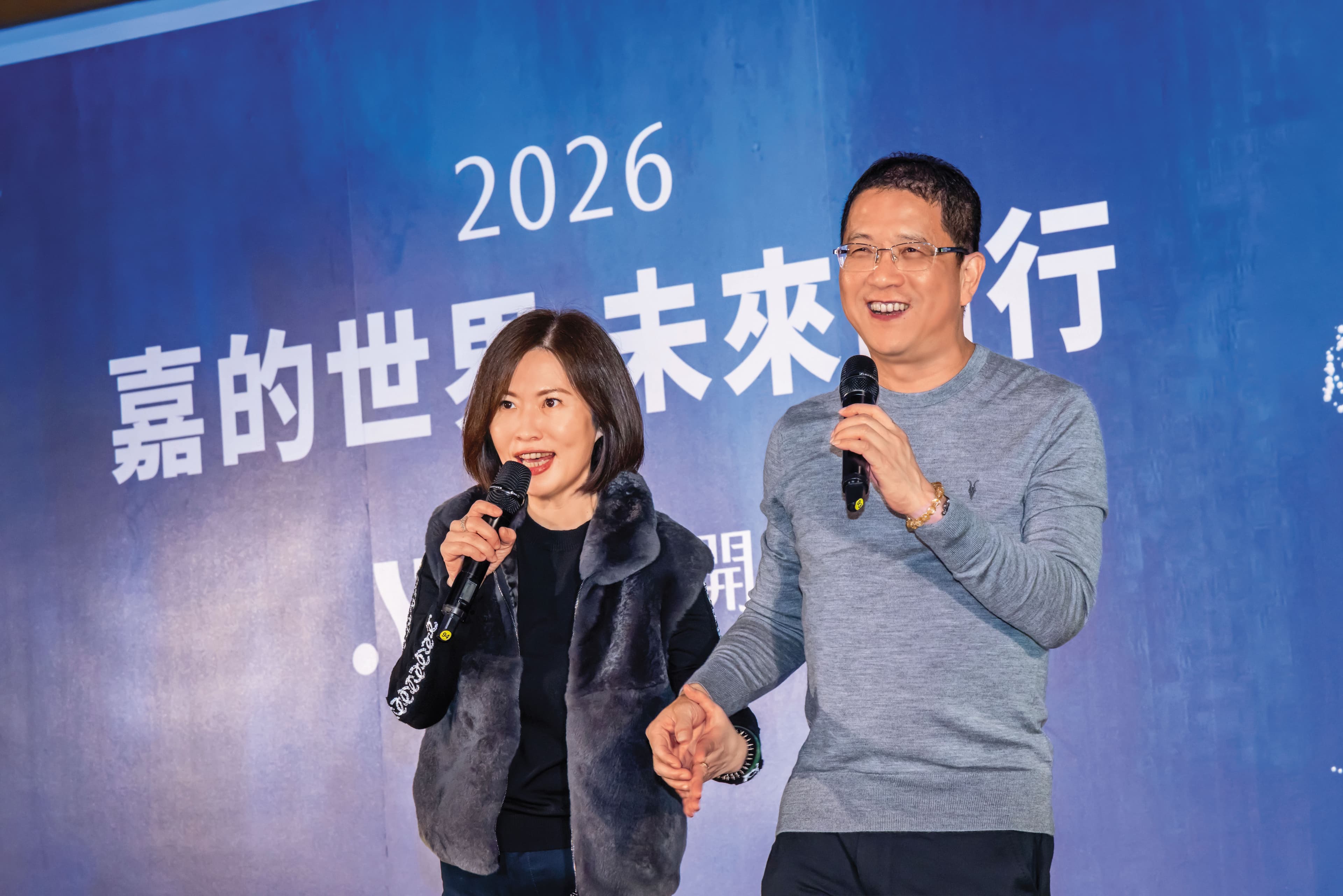 泰嘉開發在澎湖辦尾牙,呂金發(右)與妻子陳渝雯(左)放閃對唱。