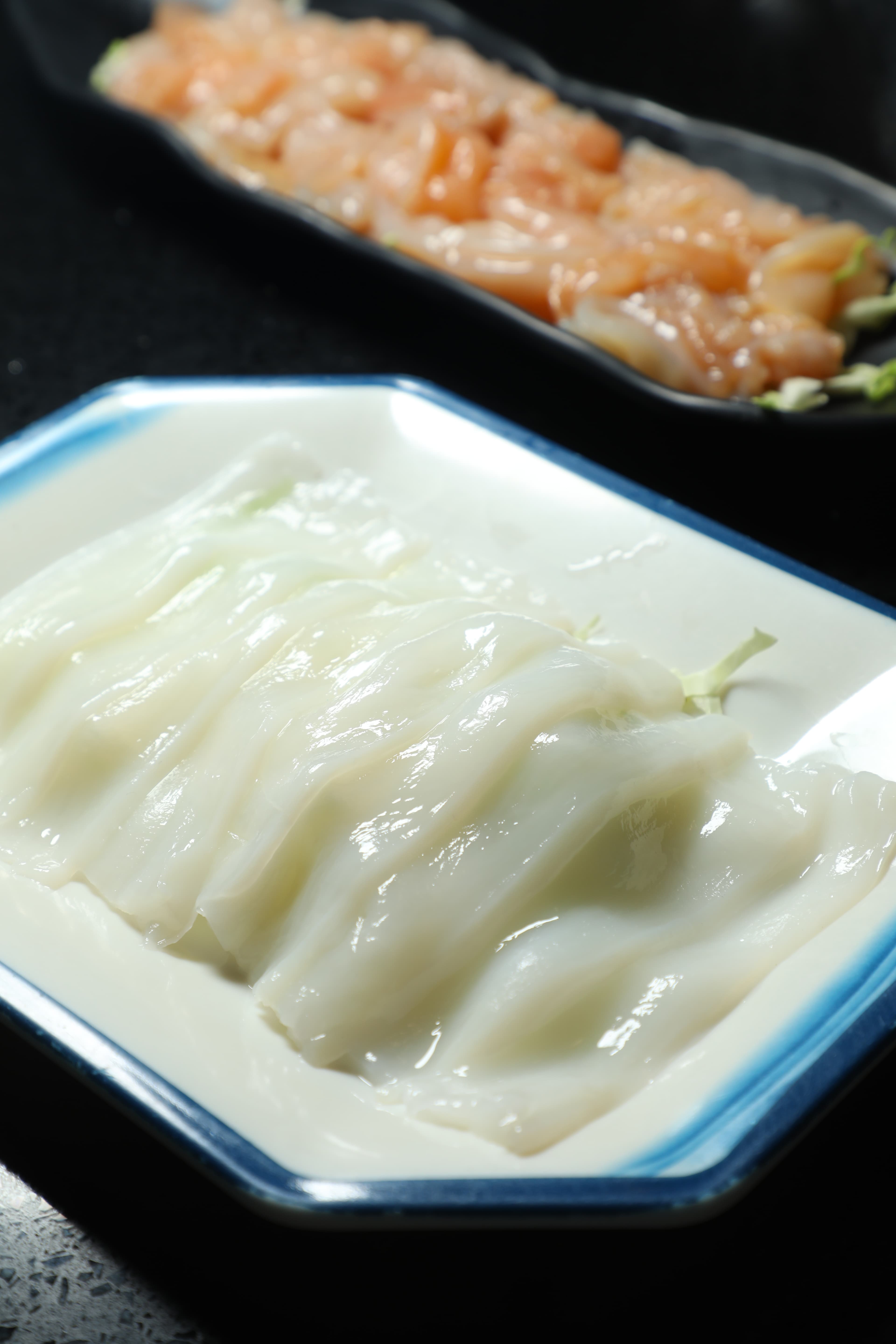 厚福館的強項是海鮮,「新鮮花枝片」(前,港幣58元/份)與「鮮甜桂花蚌」(後,港幣128元/份)都軟嫩甘美。
