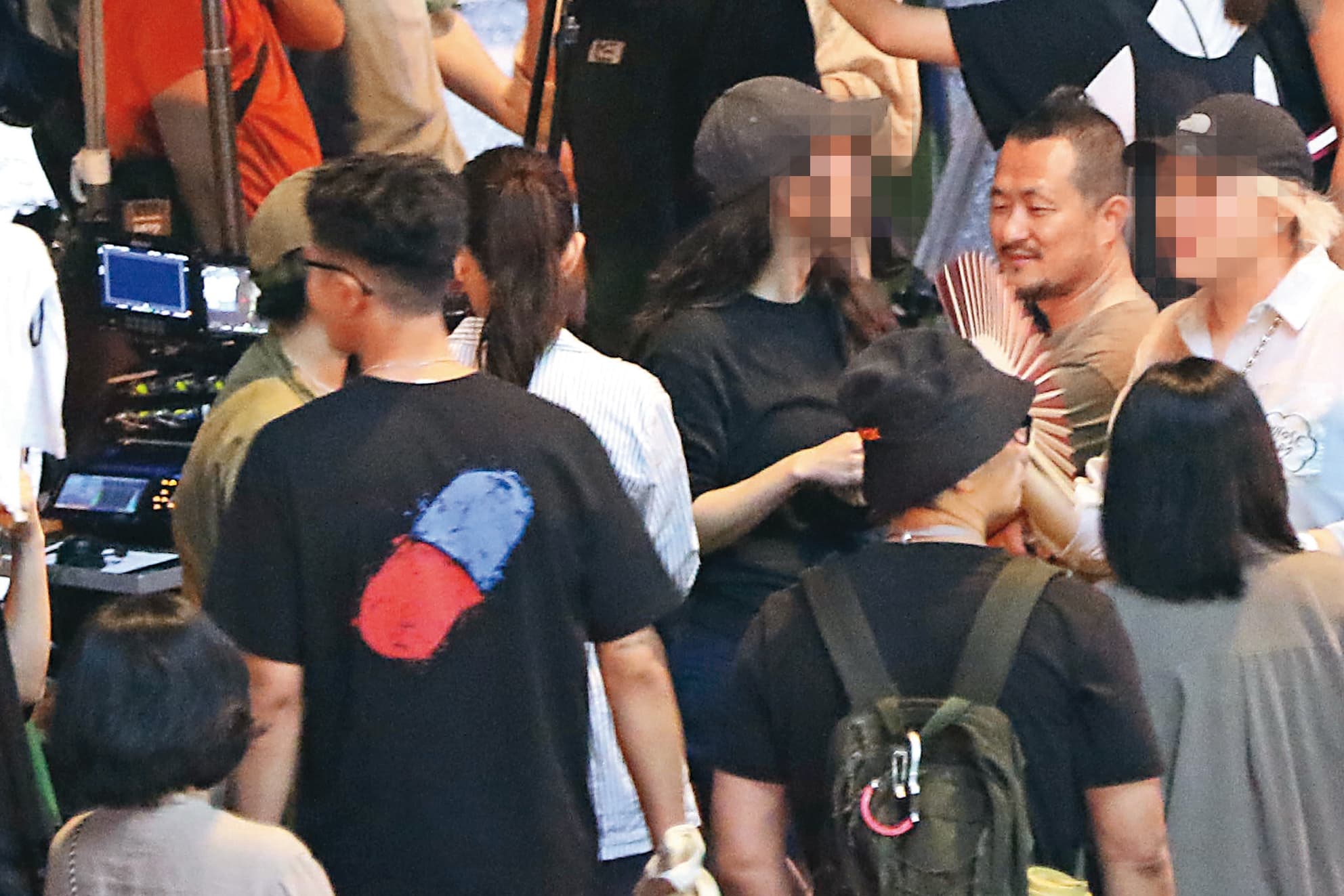 01:20 一行人被帶至導演的大傘下,九把刀(右)與熟悉的經紀人朋友閒聊,柯震東(左一)與宋芸樺(左二)也各自與劇組人員互動。