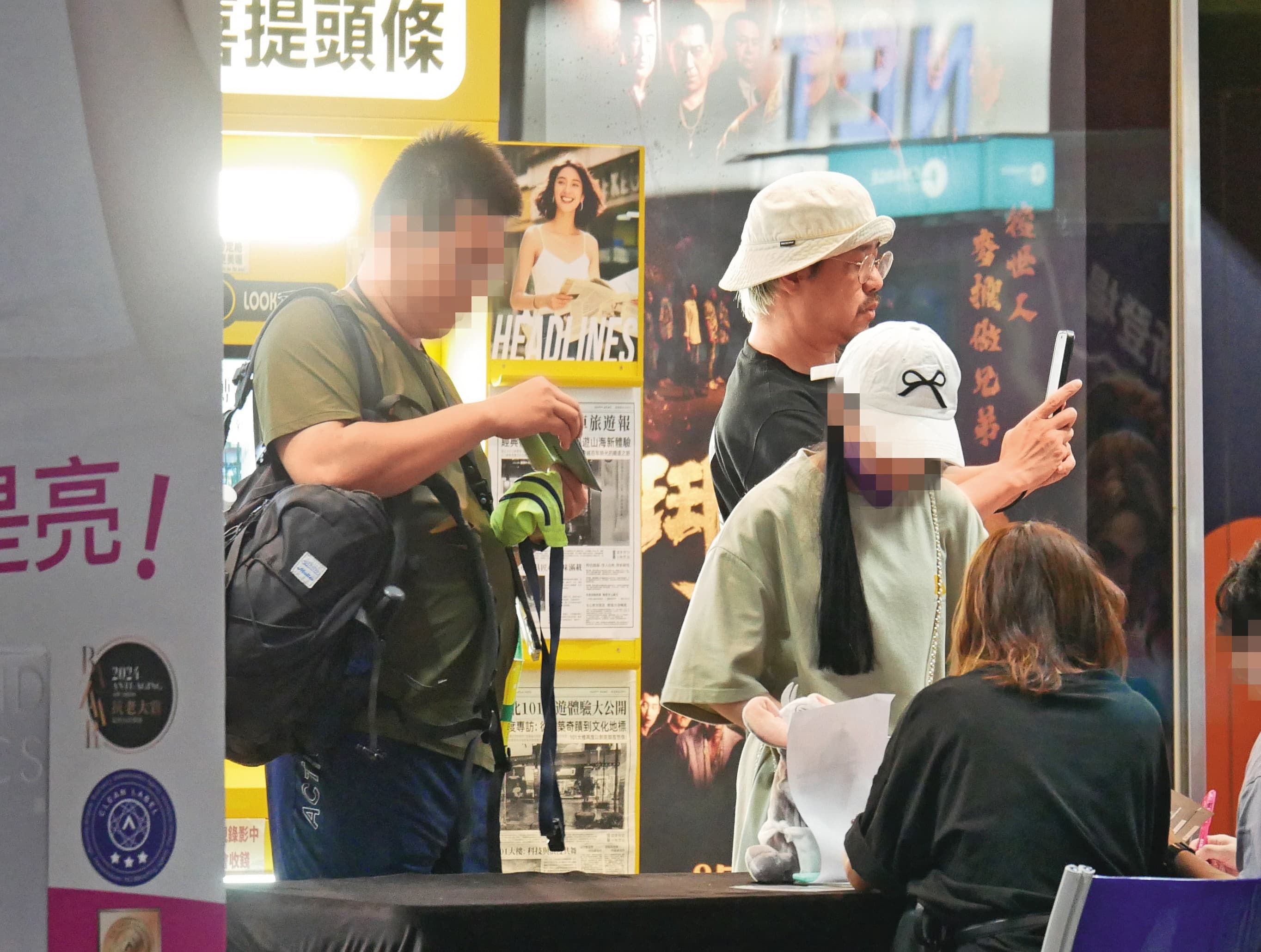 8/5 23:18深夜在影城放風的比爾賈(左二),與男助理(左一)度過相對悠閒的夜晚。