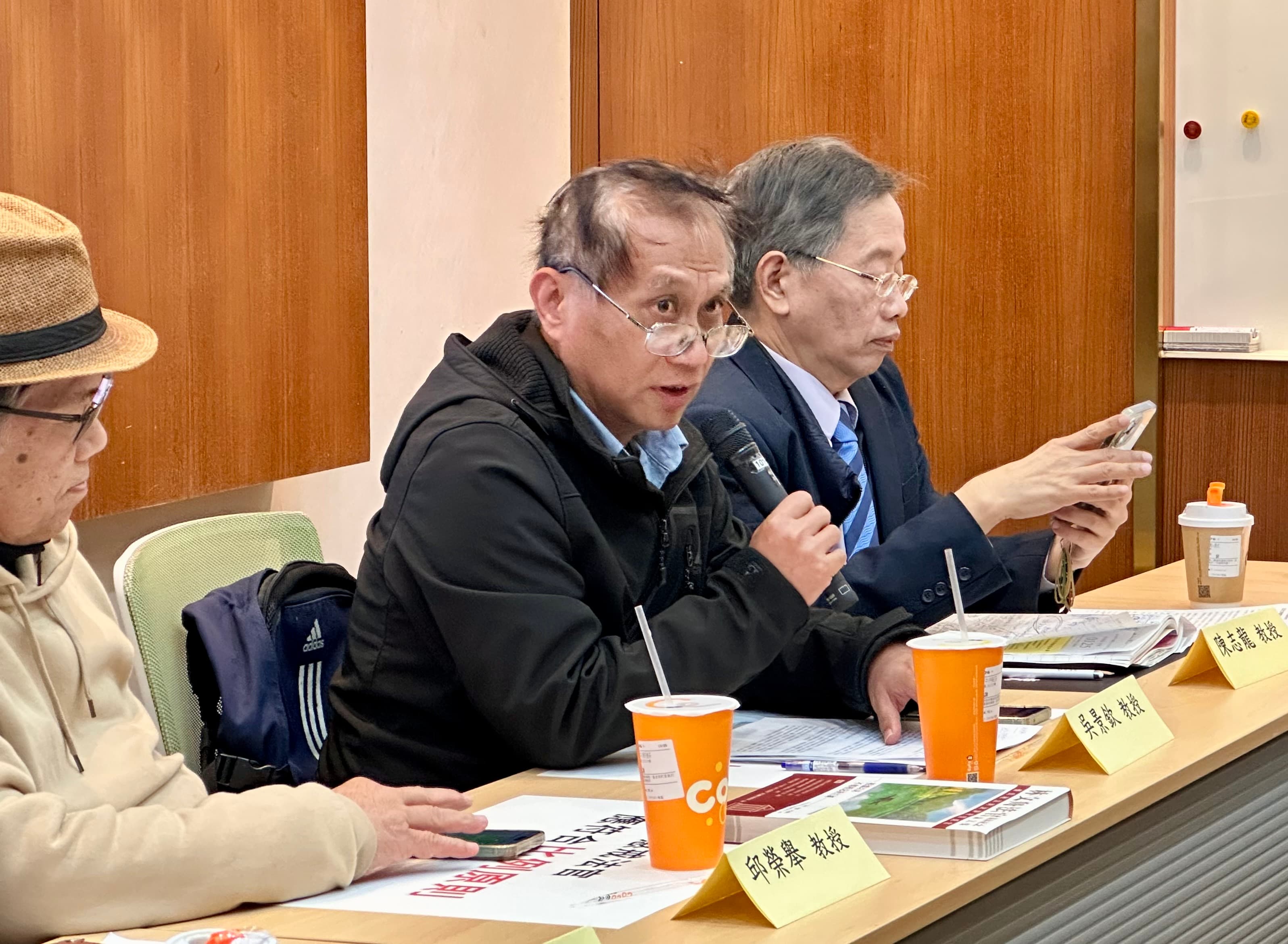 挺柯文哲無罪的真理大學法律系主任吳景欽(中)認為法官每年都應精神鑑定。