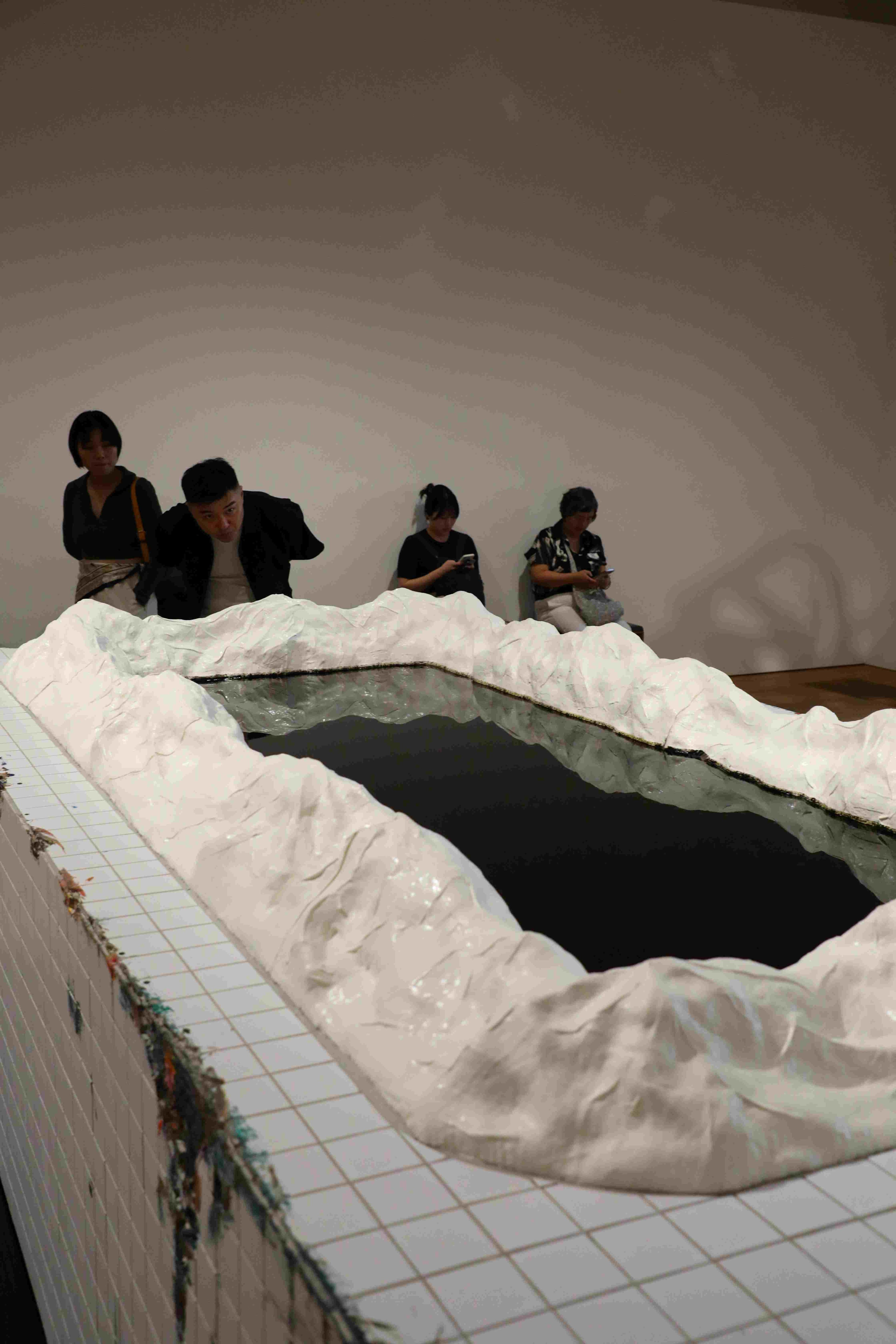 狀如浴缸裡裝滿黑水的作品《天與地》,隱含藝術家對韓國軍事獨裁時代的指控。