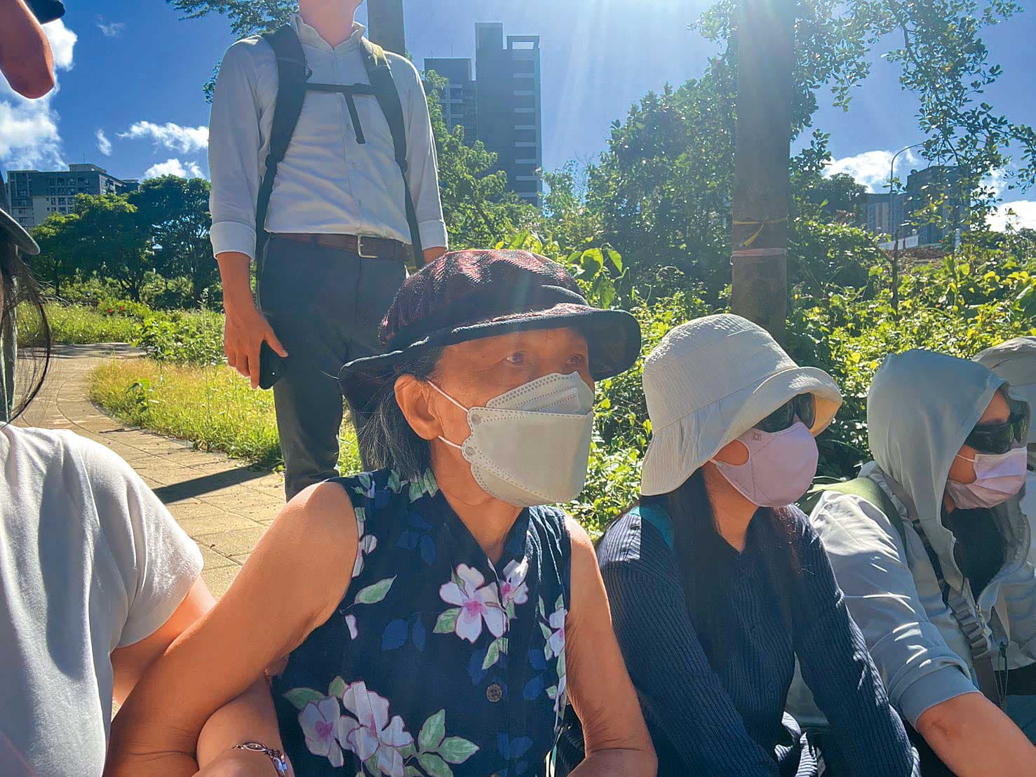 鄭丞芳(左)與夥伴手勾手護樹。(自救會成員林佳瑋提供)