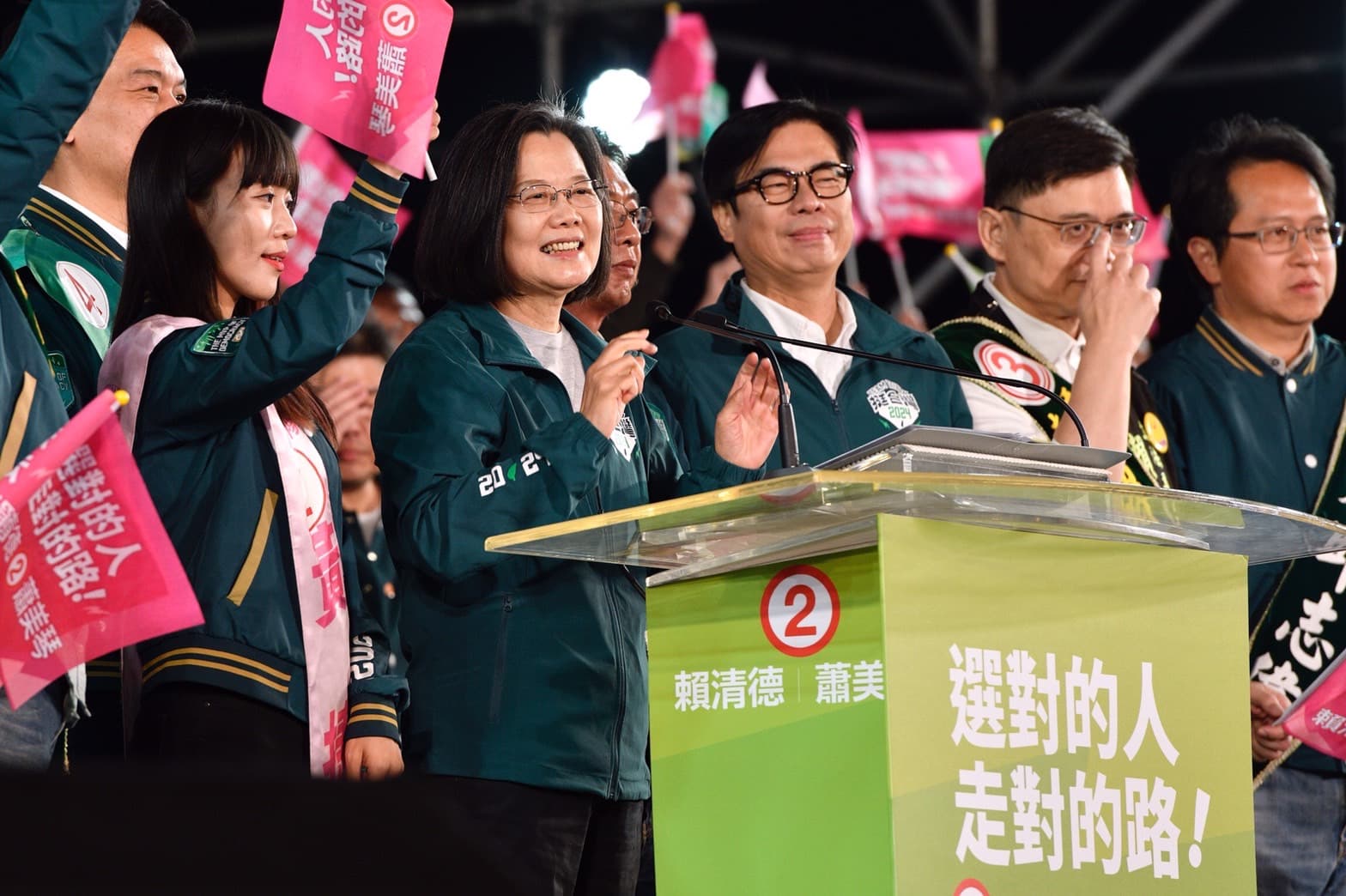蔡英文(左二)登場支持。