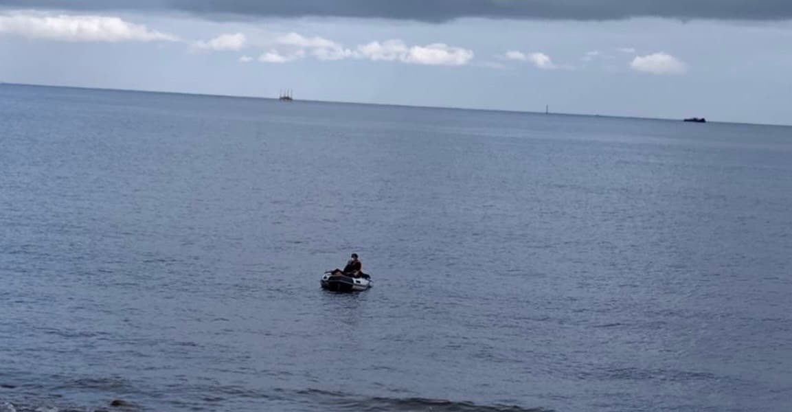 偷渡客在海上飄流。(海巡署提供)