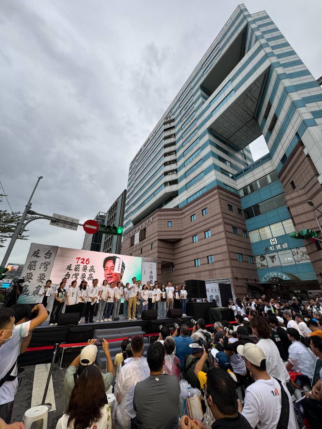 民眾黨今日於民進黨中央黨部前辦造勢活動,活動結束後竟有民眾在民進黨中央門口招牌砸雞蛋。