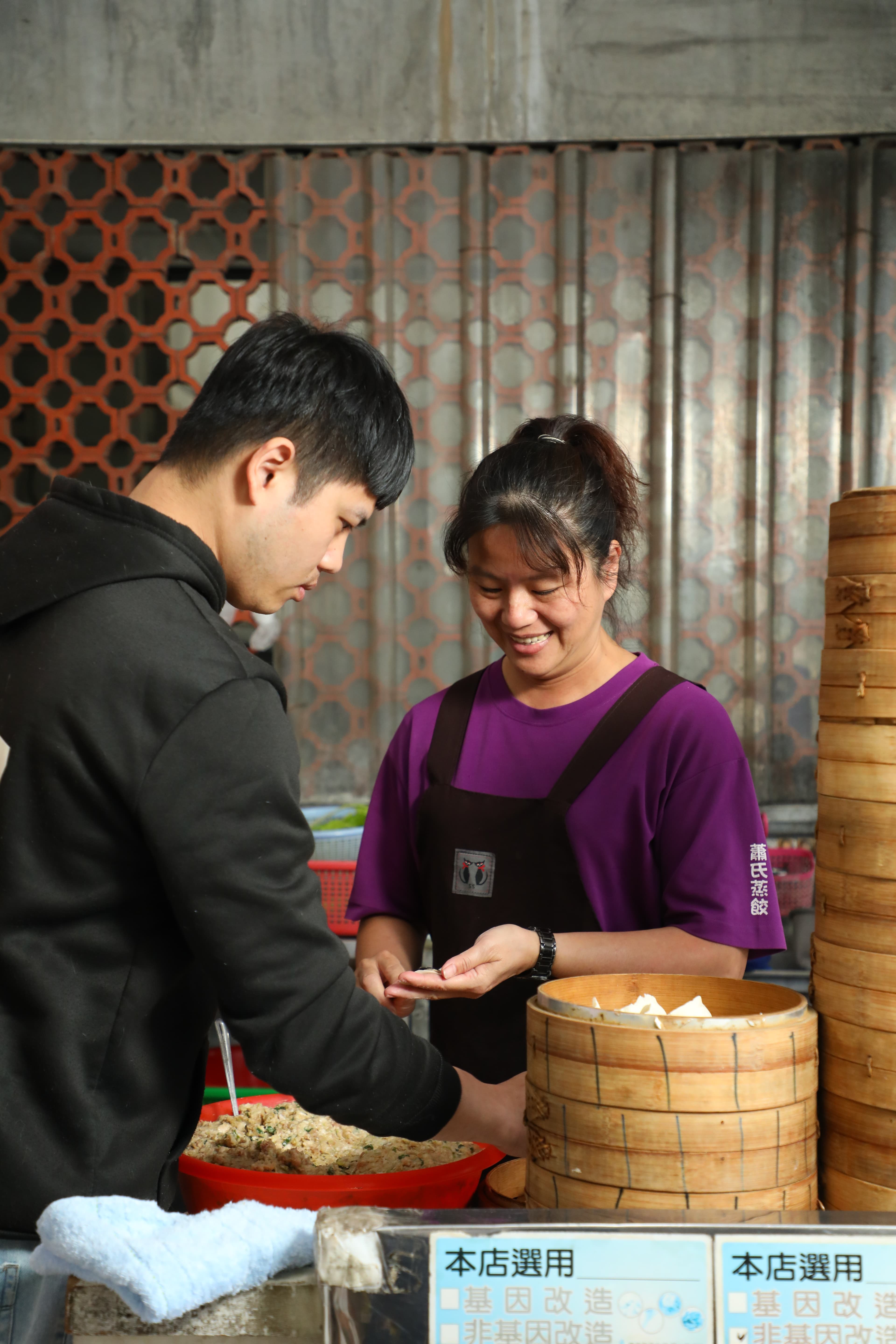 林慧如（右）與小兒子蕭明駿（左）一同傳承小吃店。