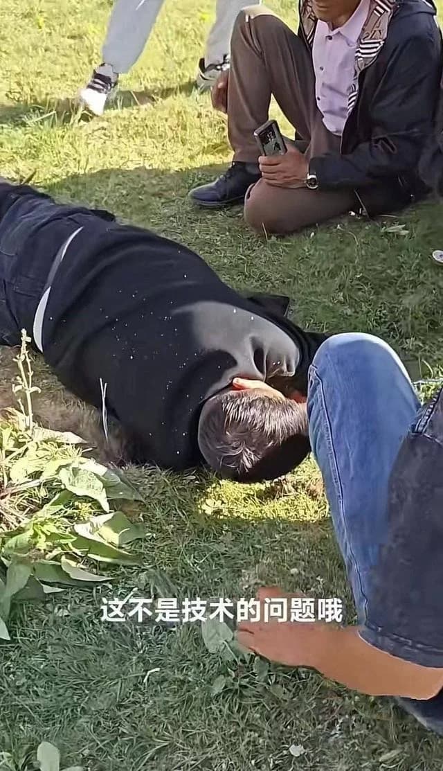 當地村民火速支援趴地挖土「地毯式搜尋」。(翻攝自網路)