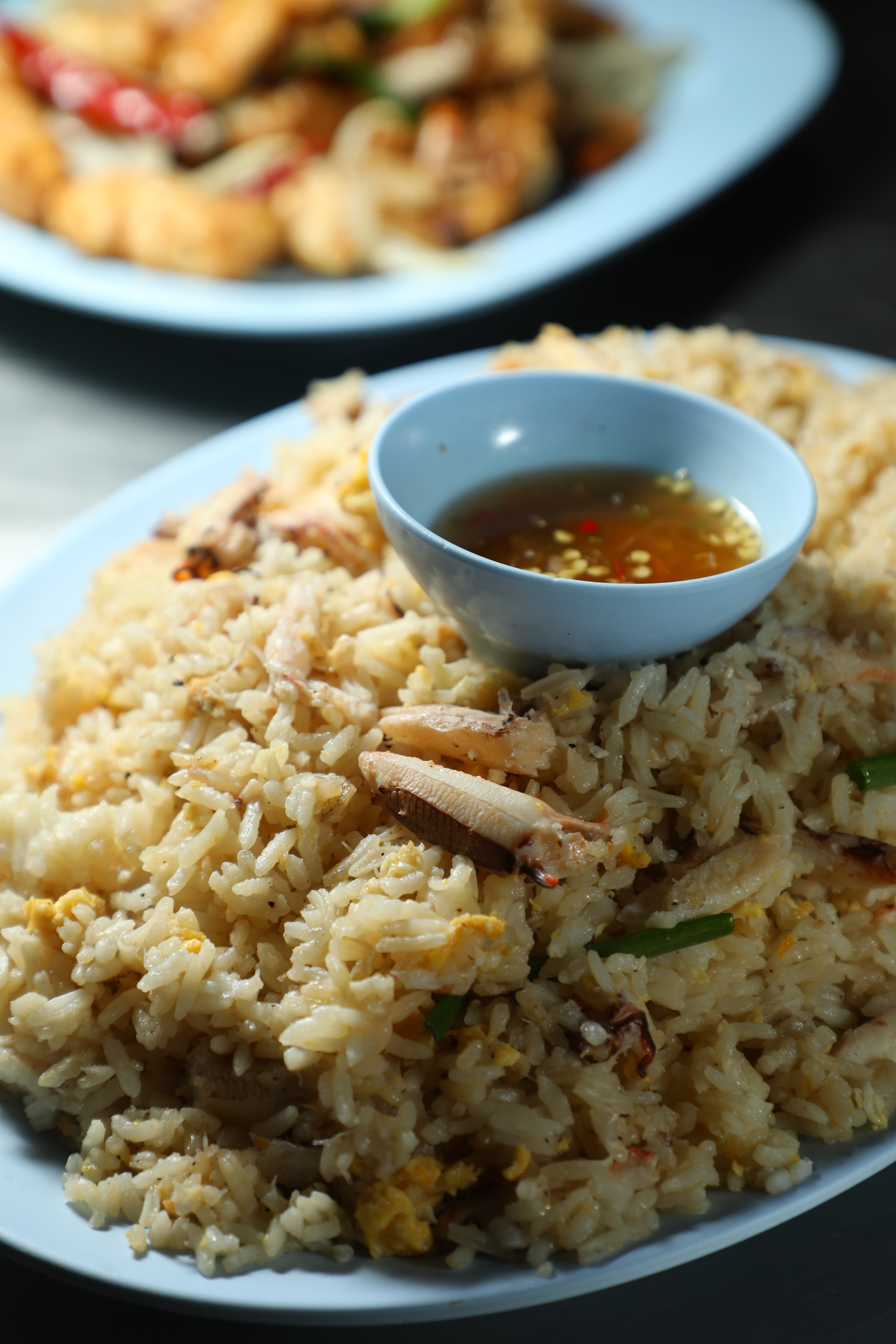 「蟹肉炒飯」的分量太嚇人,應該點中份就好。(200泰銖/大份,約NT$176)