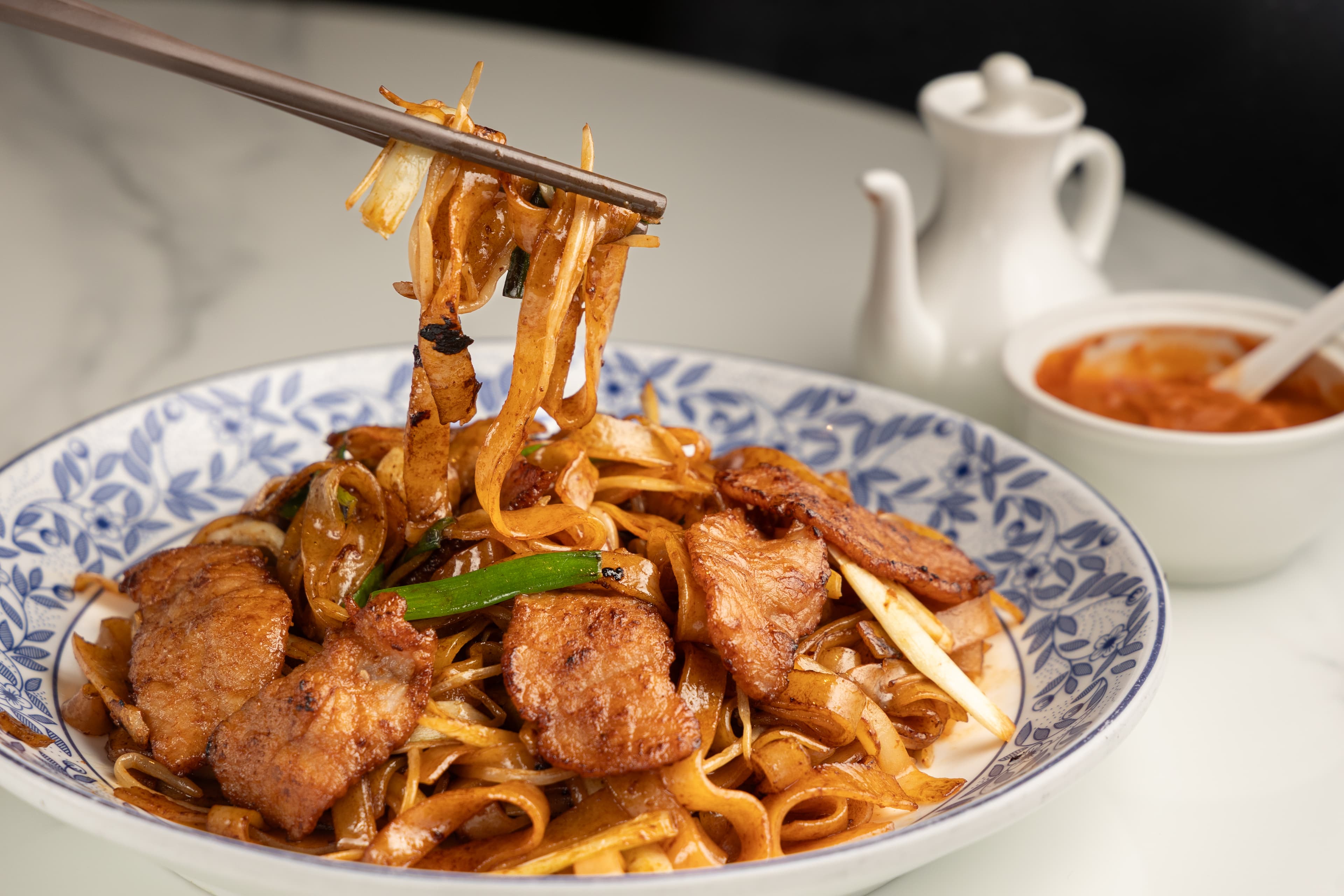 以豬油炒製的「乾炒牛河」,散發濃郁鍋氣,河粉炒得夠透,醬汁均勻裹住醬汁。(港幣143元/份,約NT$546)
