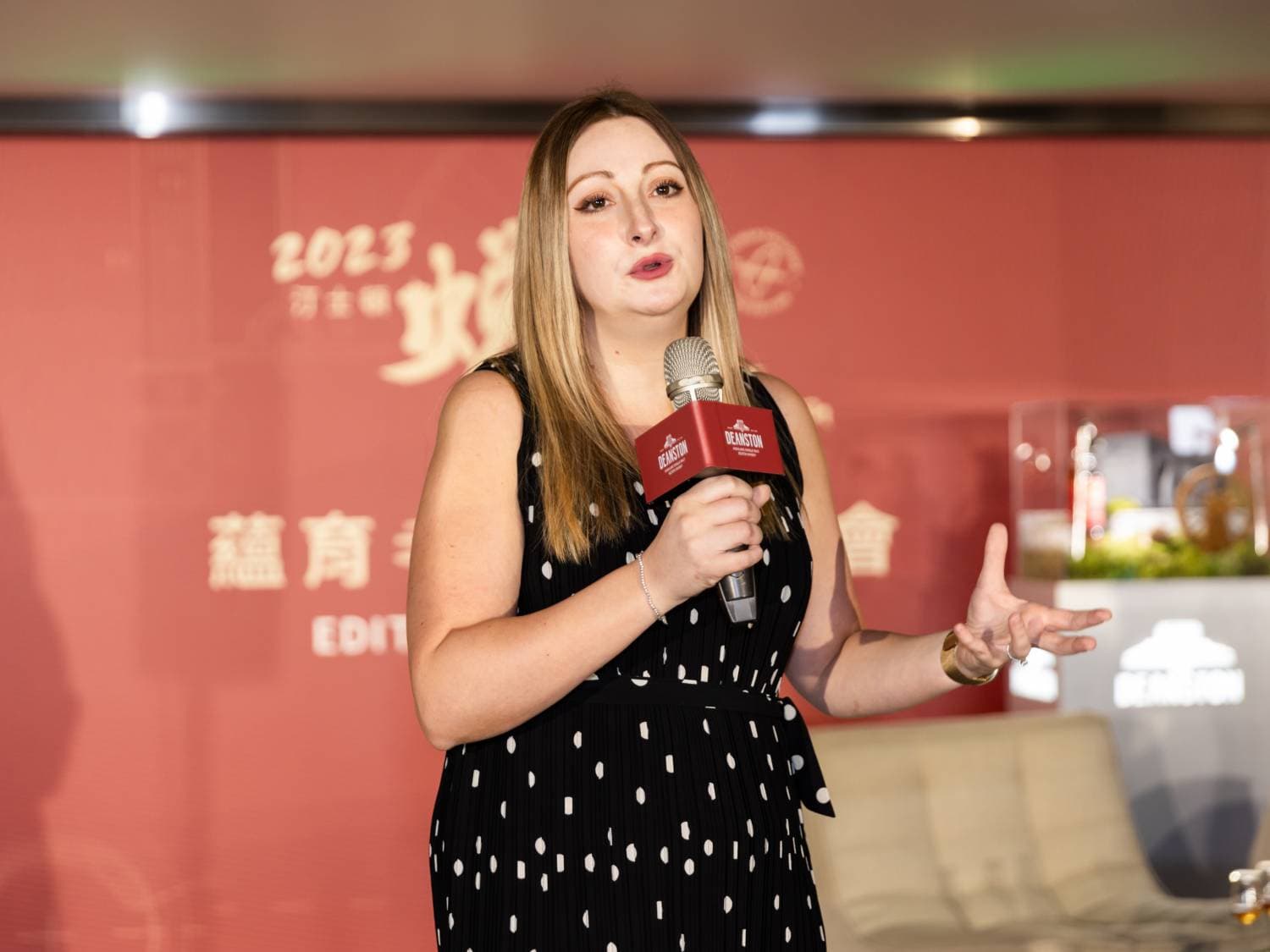 英商希威仕（CVH Spirits）集團首席調酒師Julieann Fernandez，在台灣待了近一個禮拜的時間，到北、中、南各地主持品酒會與酒迷見面，也吃遍台灣的食物，徹底了解台灣市場。