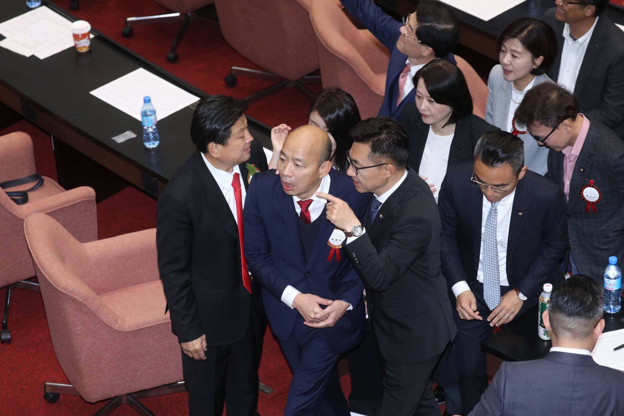 韓國瑜當選立法院長，藍委齊恭喜。