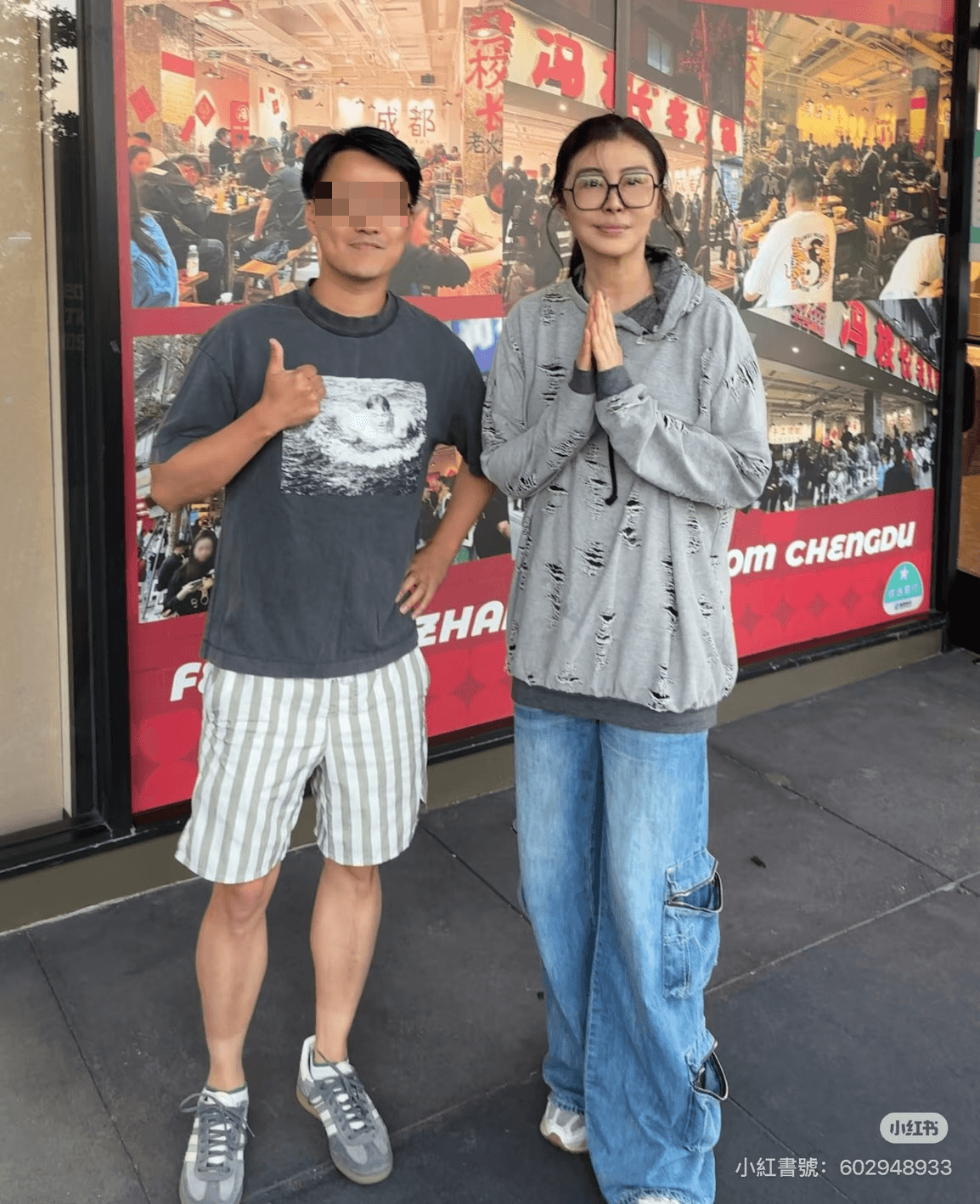 王祖賢(右)在照片中穿灰色上衣、牛仔褲,看上去瘦了不少。(翻攝小紅書)