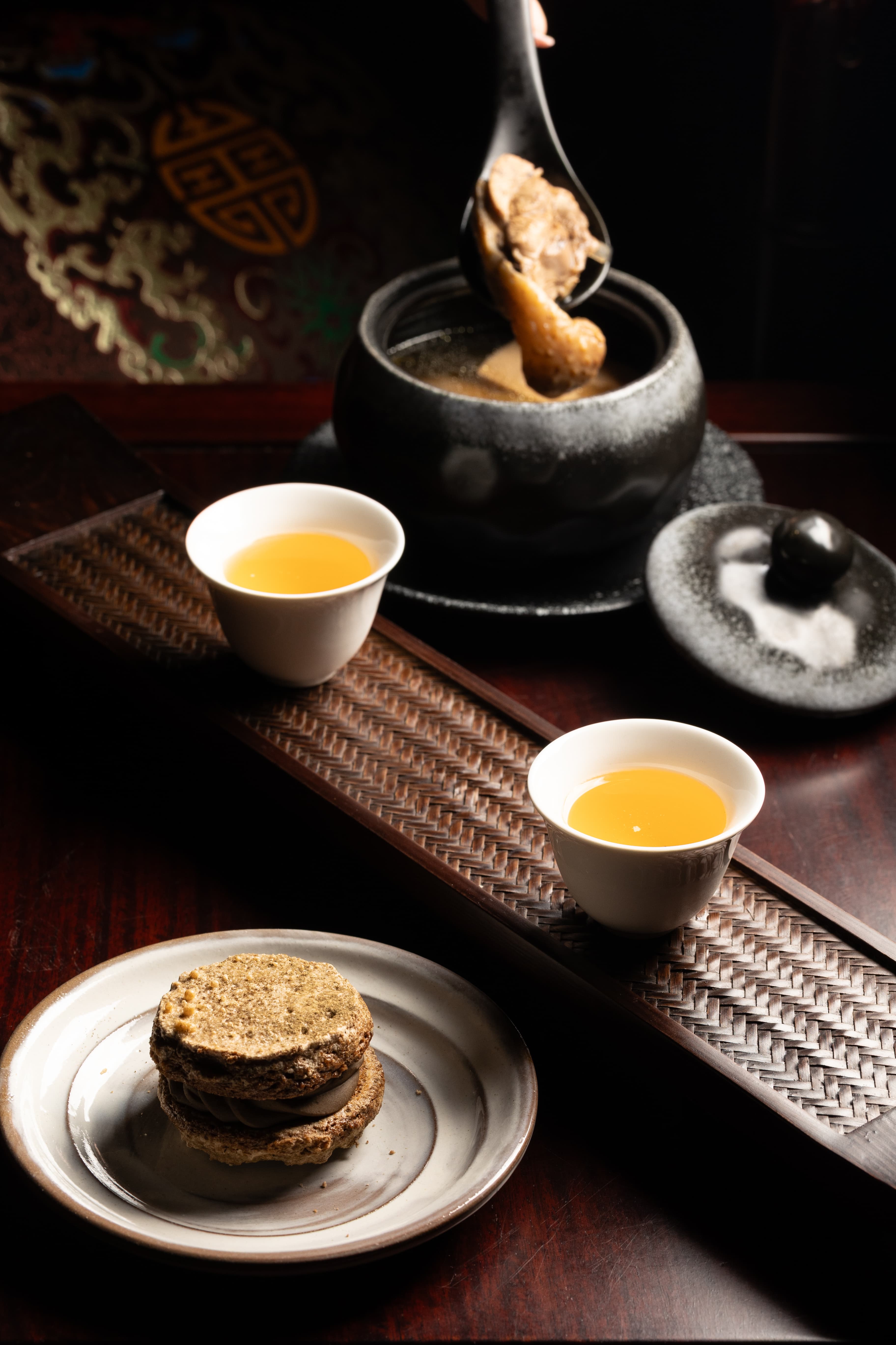 「濃郁炭焙烏龍茶套組」可品嘗到炭焙烏龍達克瓦茲、2杯色戒茶酒Shot與鐵觀音茶干貝雞湯。(750元/套)