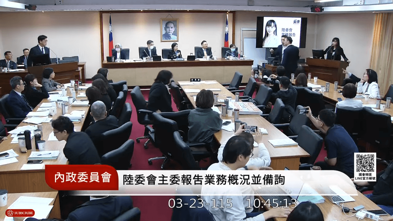 李貞秀趁廖先翔離開座位,坐上主席台自稱「代理召委」,黃捷要求時間暫停,綠營召委李柏毅立刻再把廖先翔帶回來。(翻攝自國會頻道)