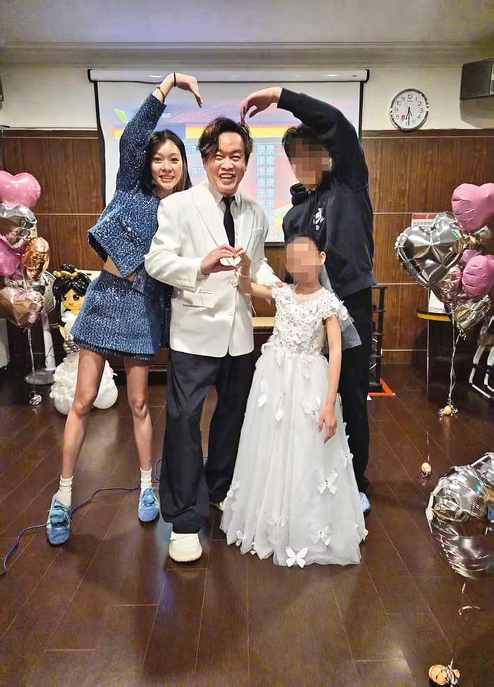 康康(左2)為7歲女兒慶生,辦了一場婚禮,全家都開心。(翻攝自康康粉絲團)