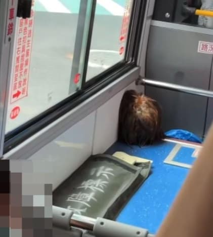 照片中「人頭」其實是雞毛撢子,讓人看錯驚呼連連。(翻攝自爆廢公社公開版)