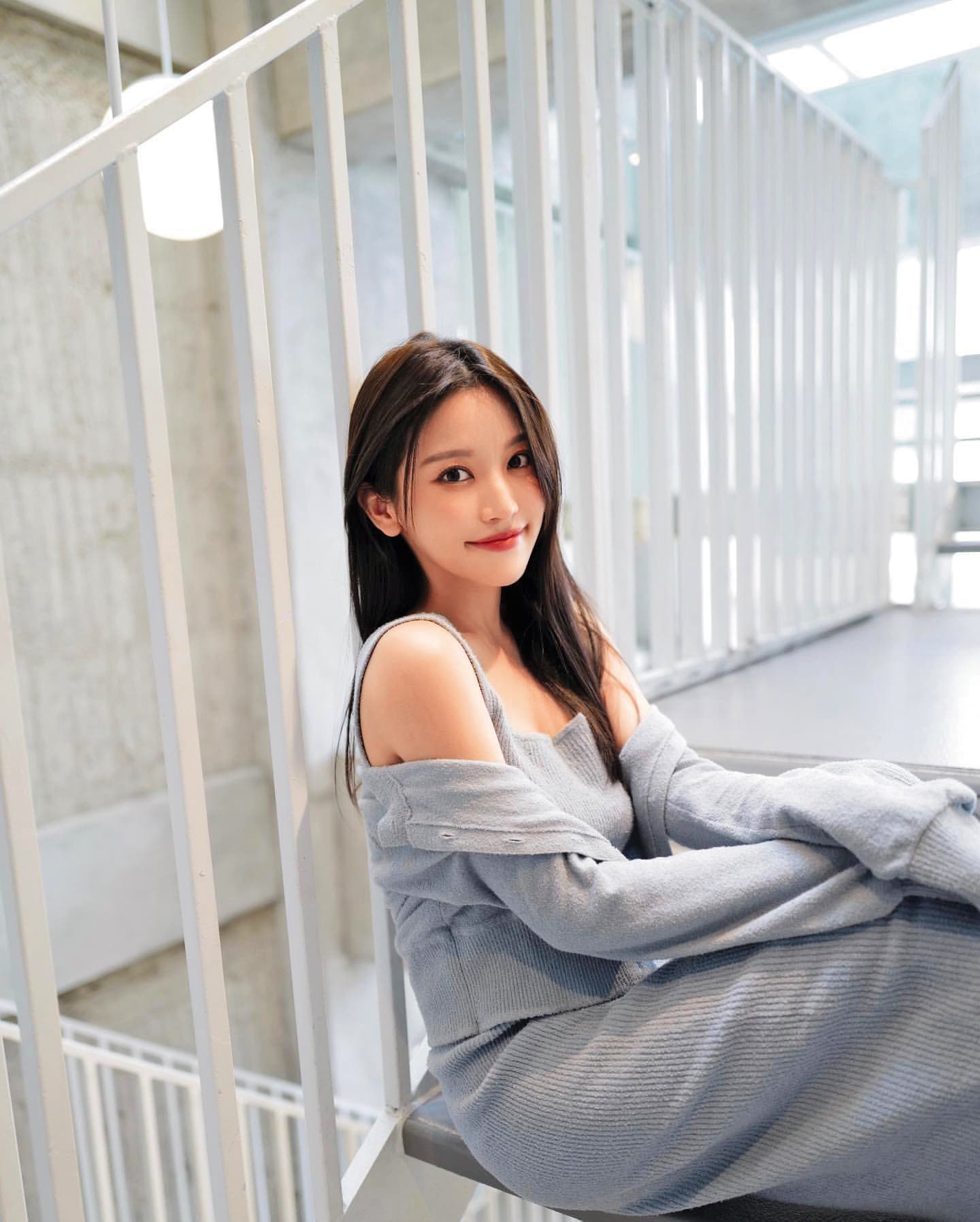 有著甜美五官及清純笑容，然而又有火辣身材的蔡瑞雪，打響「北一女神」外號。