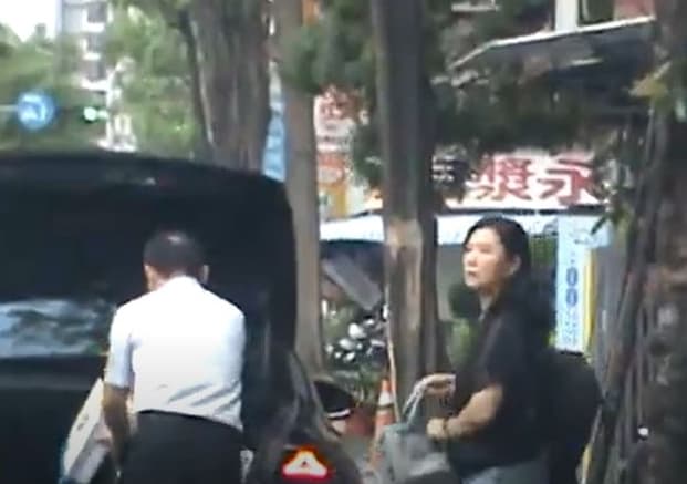 馮明珠濫用院長公務車,讓院長司機接送上下班。(讀者提供)