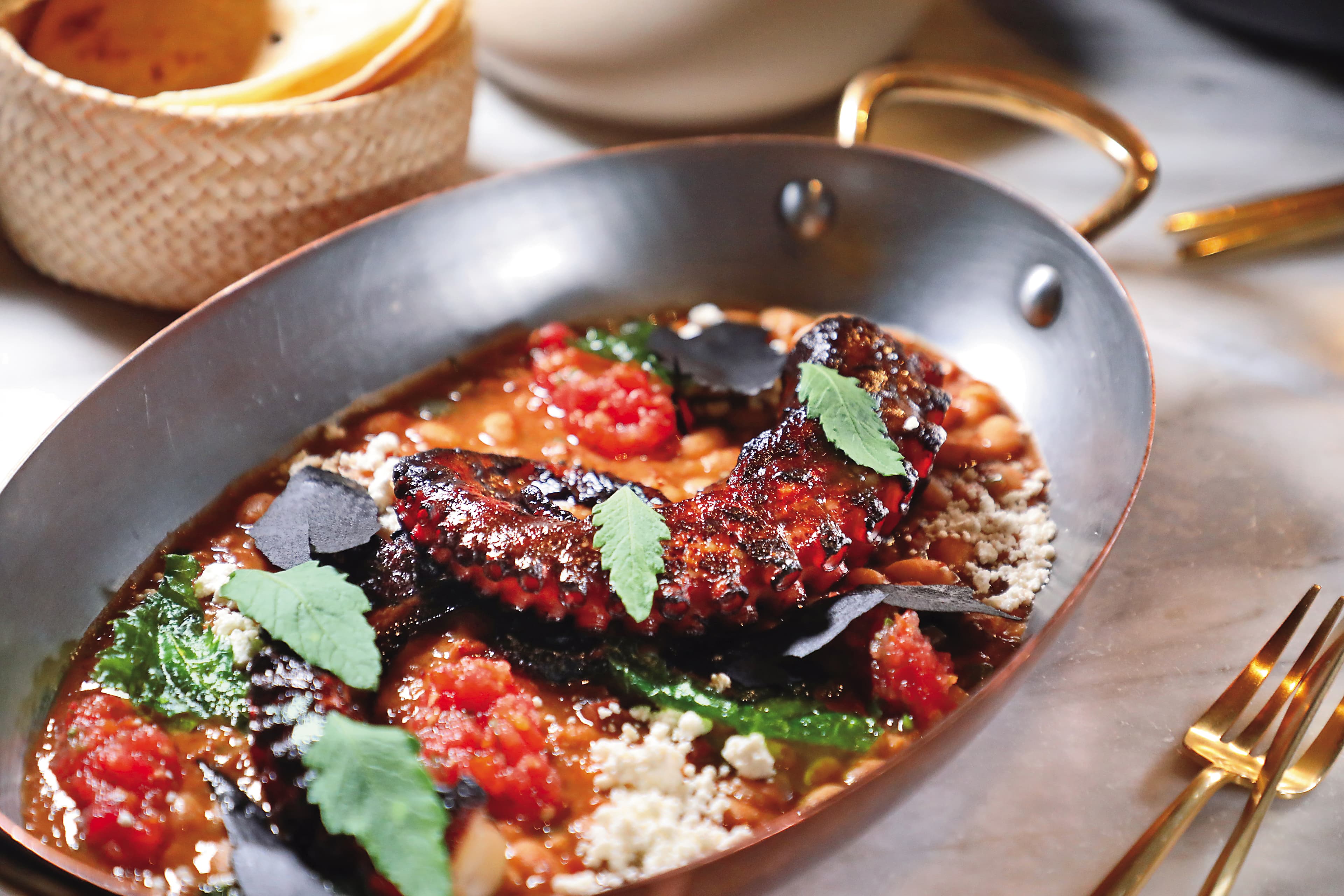 「Pulpo Con Frijoles」將焗烤章魚擺在加入香料燉煮的豆子上，口感豐富。（1,700泰銖／份，約NT$1,498）