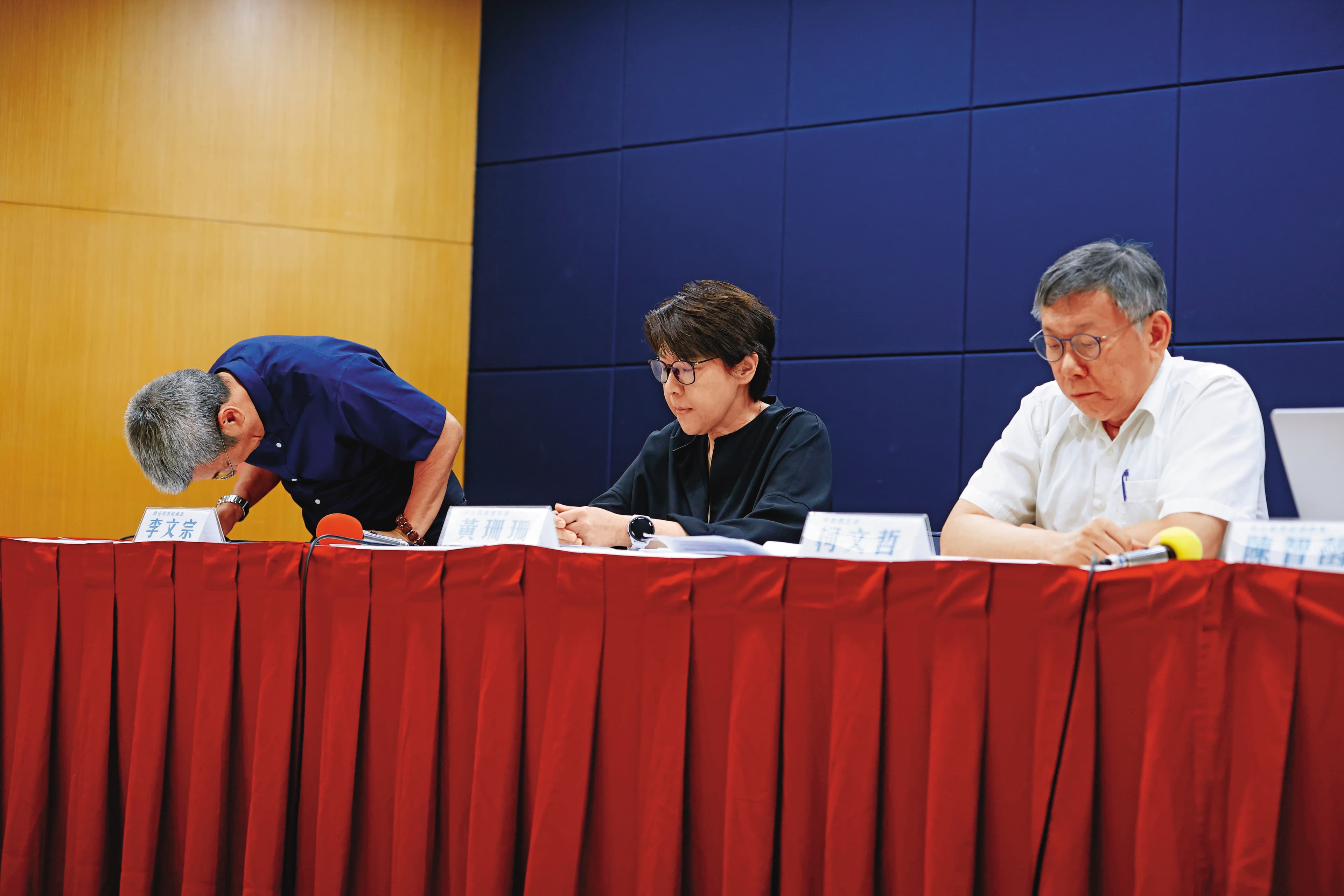 現任台中市政府顧問的蔡壁如對於柯營近日假帳風波火力全開,左批李文宗(左)、右酸黃珊珊(中),沒想到自己也涉申報不實。
