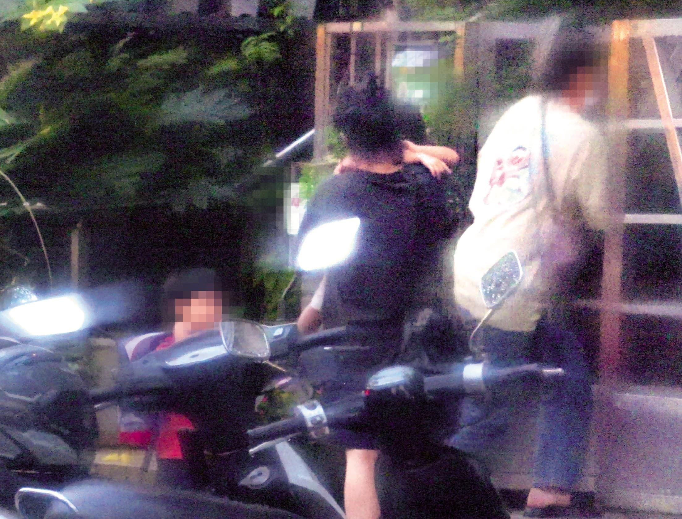 8/5 18:38一打二的徐佳瑩(中),工作之餘還為了兒女忙進忙出,好在有請保母幫忙照顧。