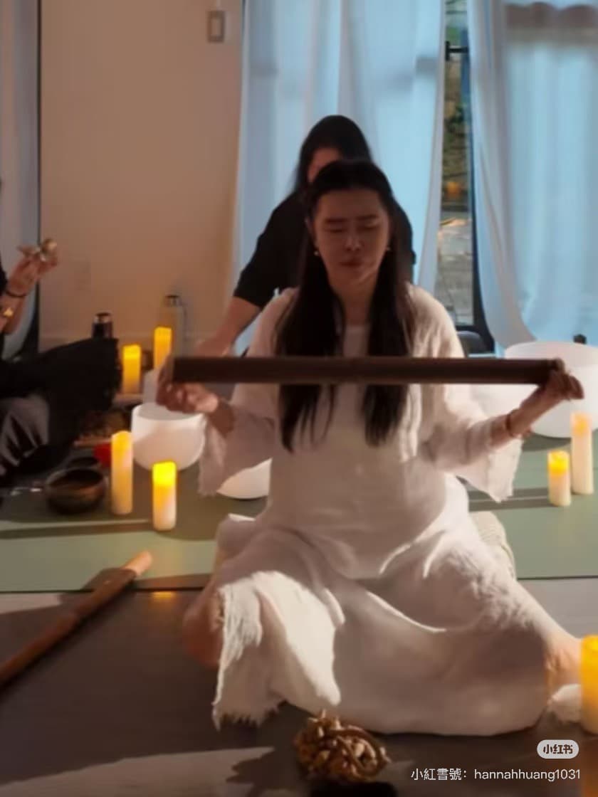 王祖賢盤腿坐著,手上拿雨棍。(翻攝小紅書)