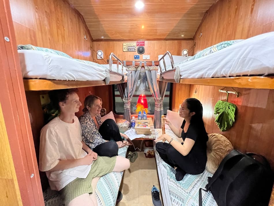 參觀別的車廂房間。