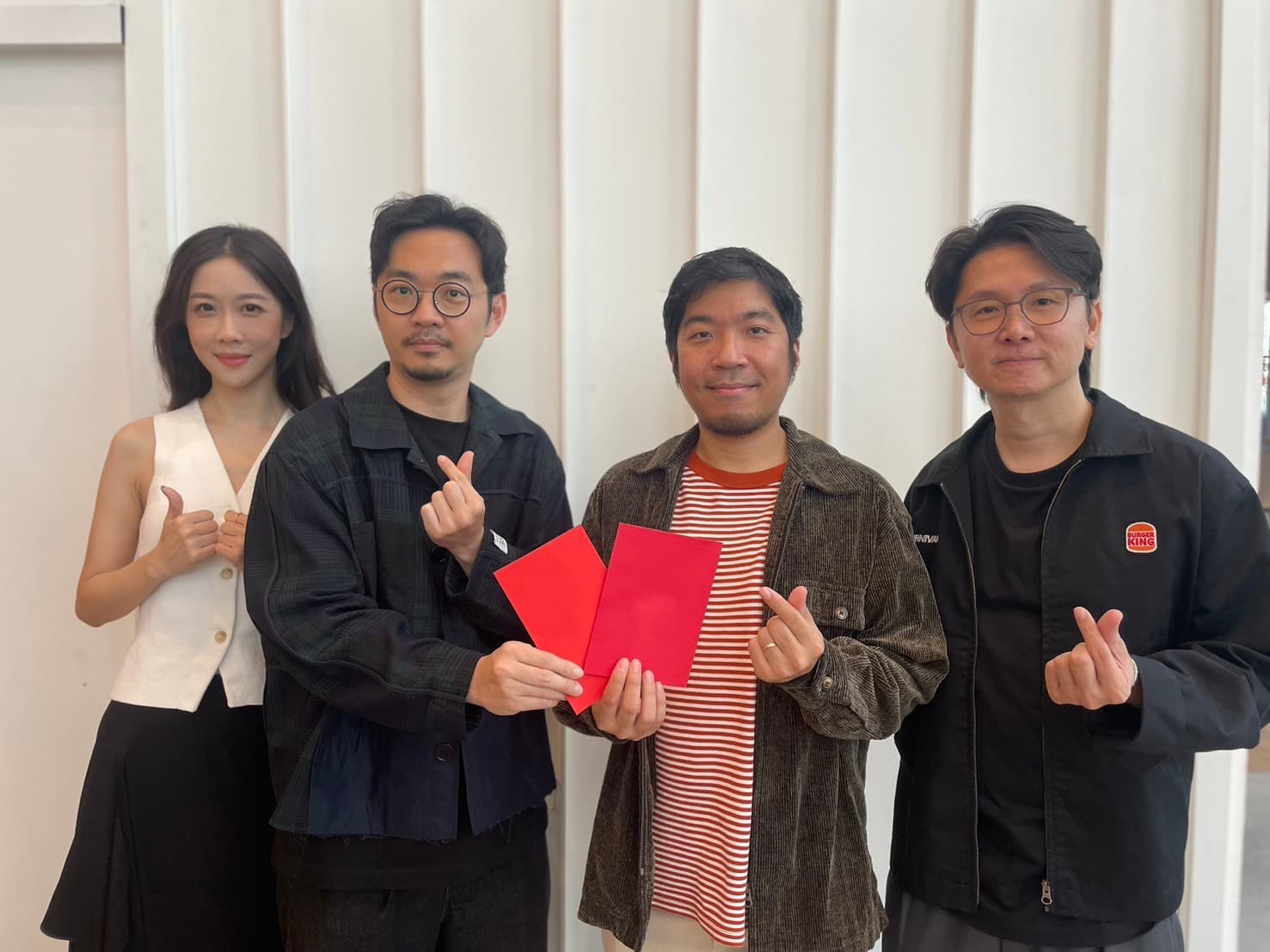《鬼家人》監製金百倫、導演程偉豪(左二)與泰版監製班莊(右一)、導演查揚諾布(右二)於曼谷戲院合影。(金盞花大影業提供)