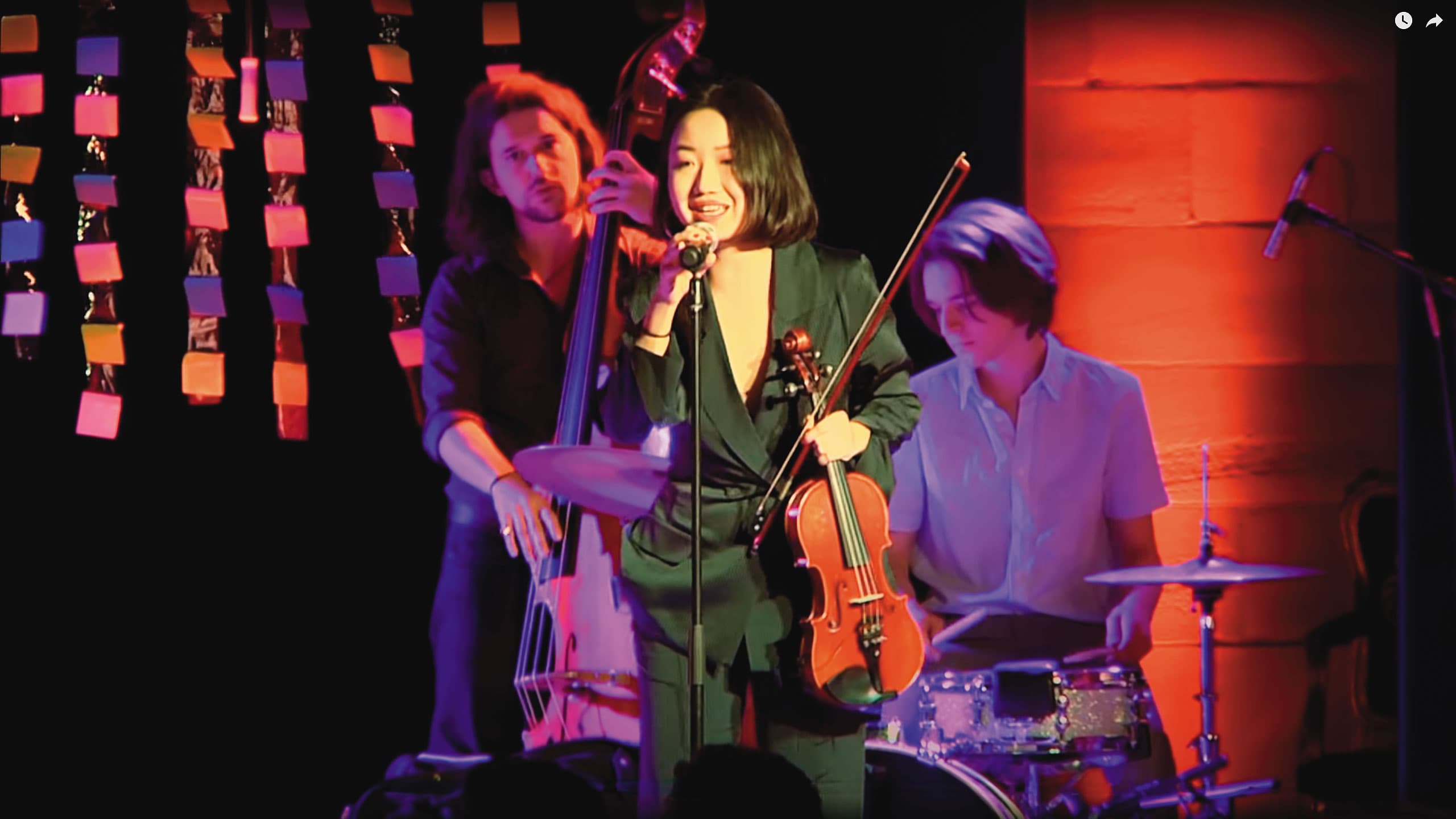 許微其曾受澳洲諷刺喜劇團體The Chaser邀請登台演出,圖為她在喜劇表演空檔,演奏一段小提琴。(翻攝自YouTube)