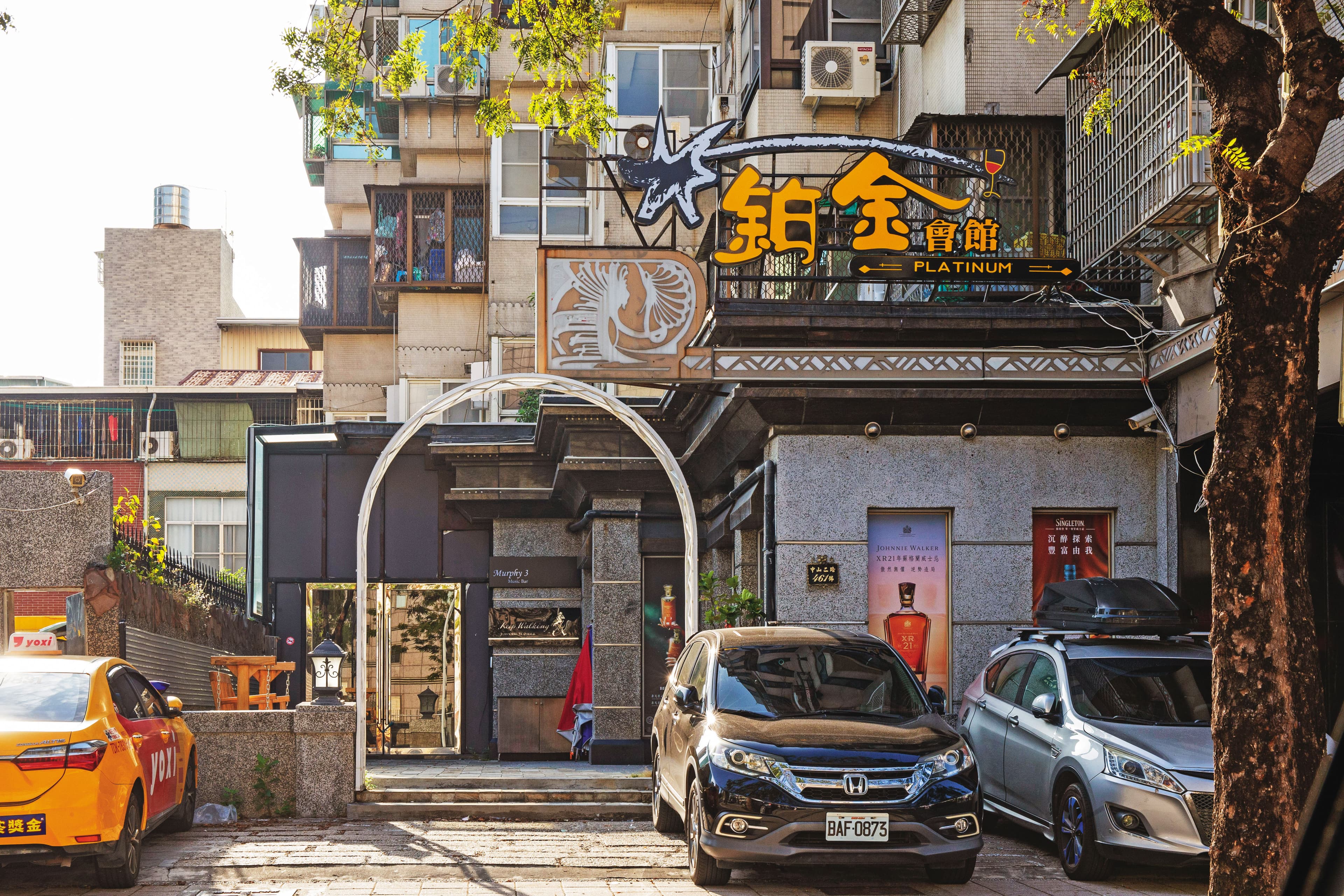 鉑金會館位在高雄三多商圈,陳啟昱常和光電業者在此密會討論合作案。