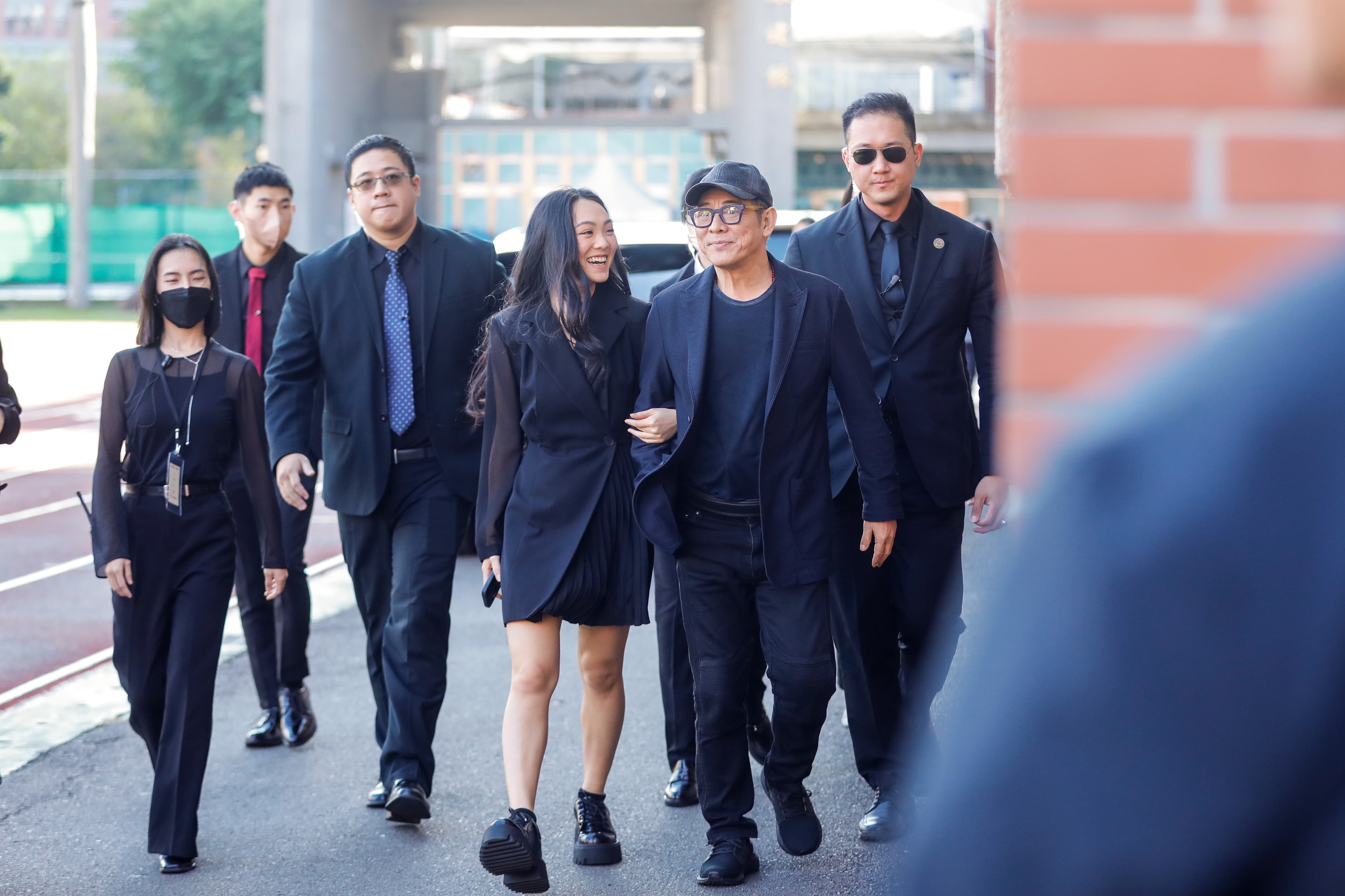 李連杰與女兒Jane一會兒勾手臂,一會兒十指緊扣,父女倆關係親密美好。