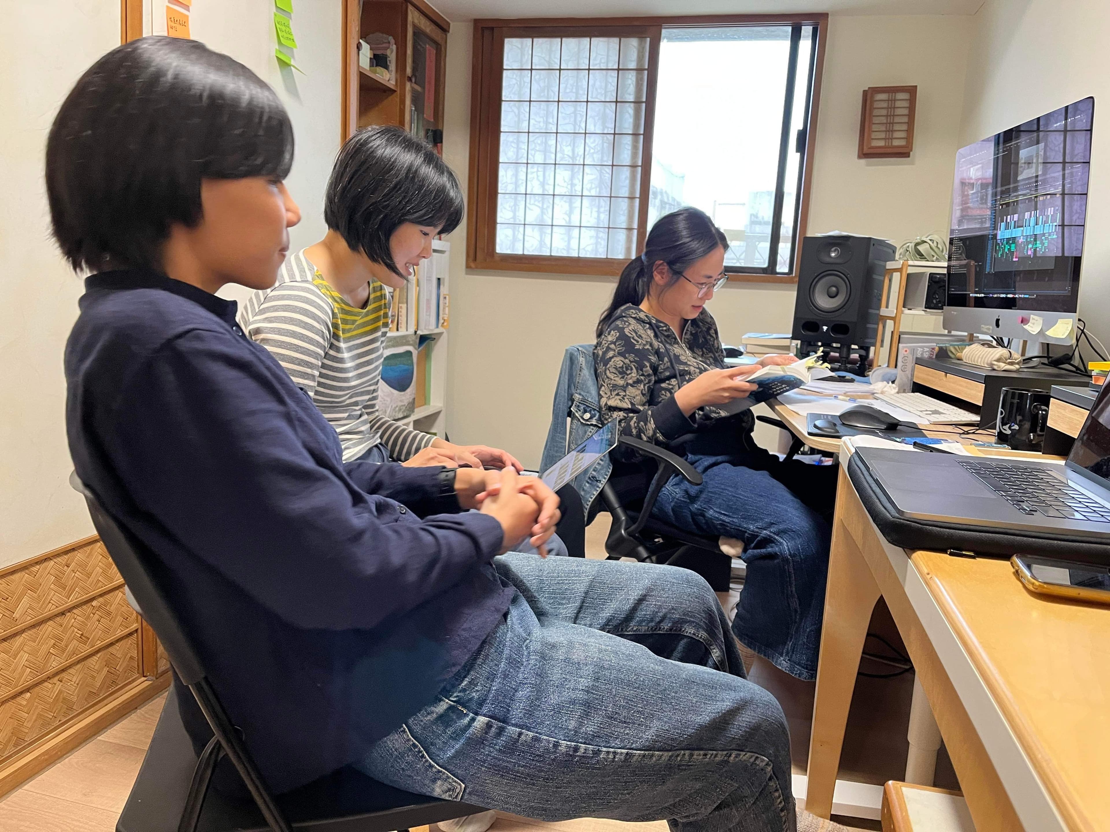 羅苡珊(左起)、陳詠雙與剪輯師林婉玉定期碰面,花半年完成定剪。(羅苡珊提供)