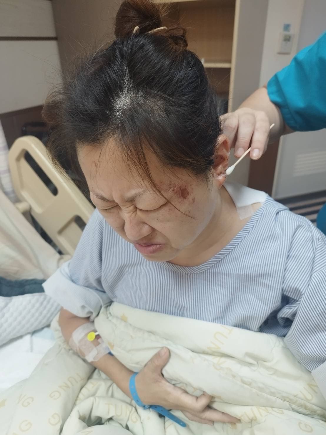 擔任行政人員的廖彩綺希望能協助公司重建,對她來說,同事間像家人般的感情是無法割捨的。(讀者提供)
