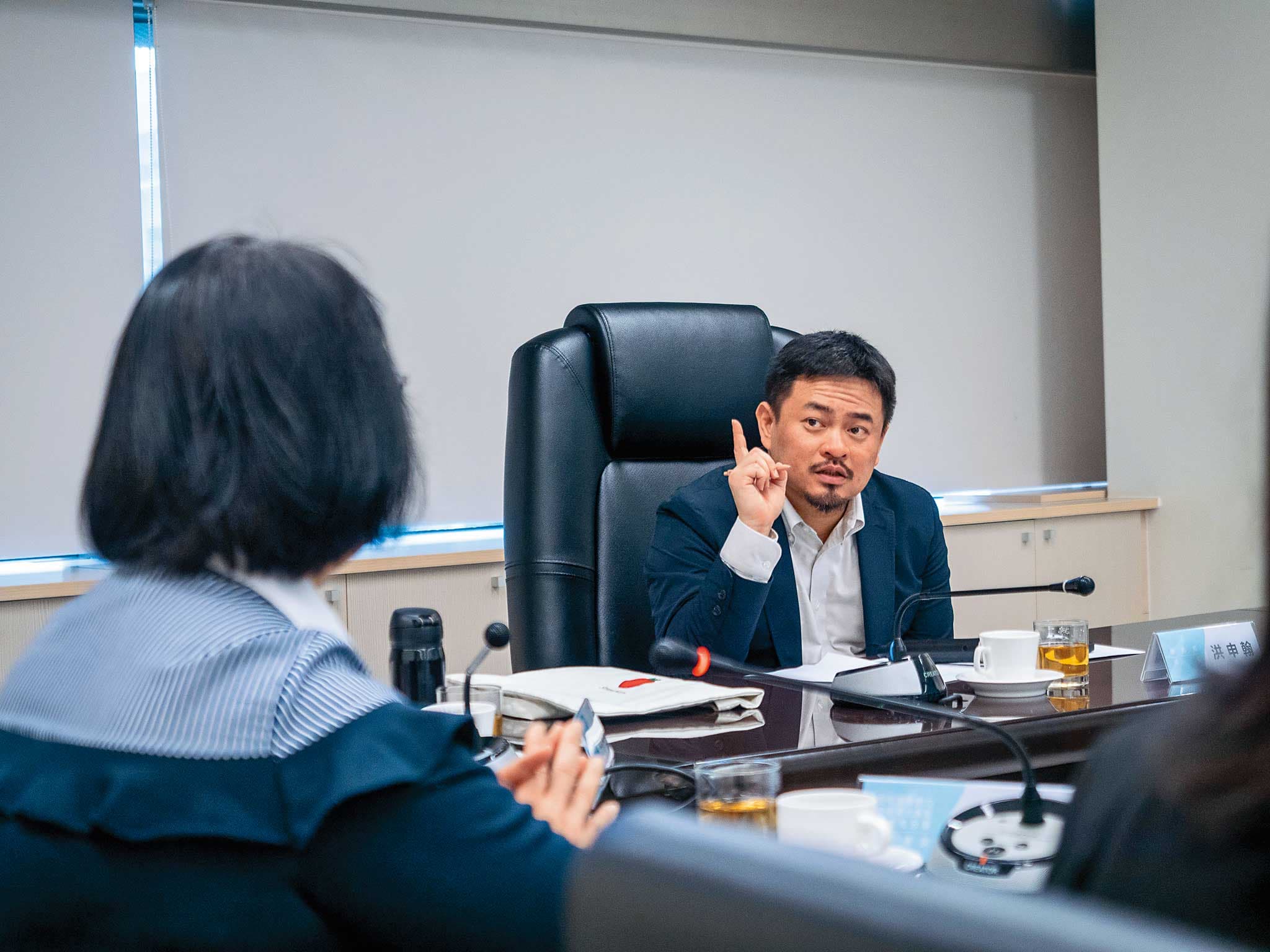 勞動部長洪申翰遭控擔任立委期間過於袒護移工,如今上任後依舊視雇主權益如無物。(翻攝勞動部官網)