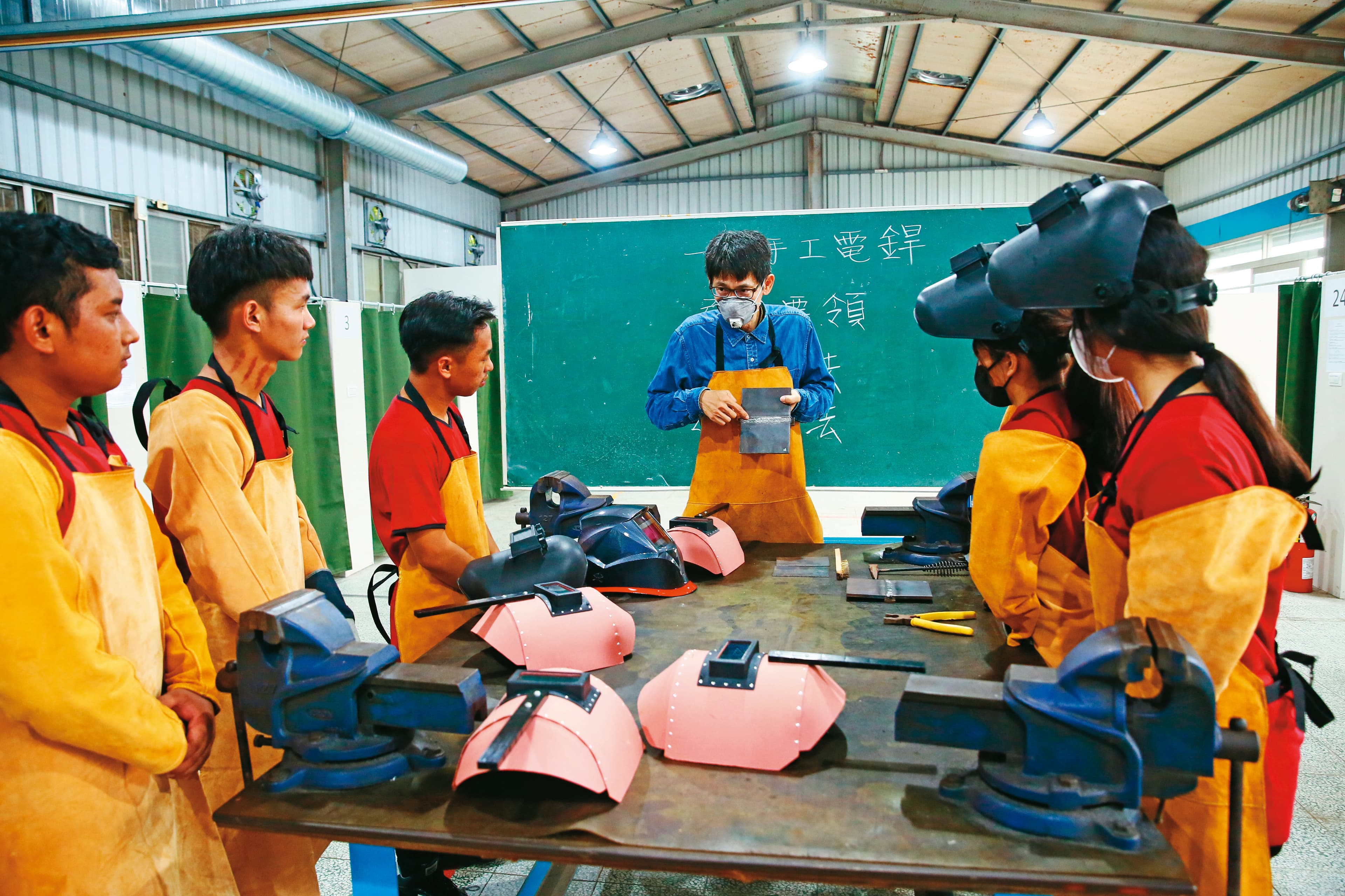 世紀鋼買學校自行培育人才,一方面降低人事成本,一方面為海外布局超前部署。