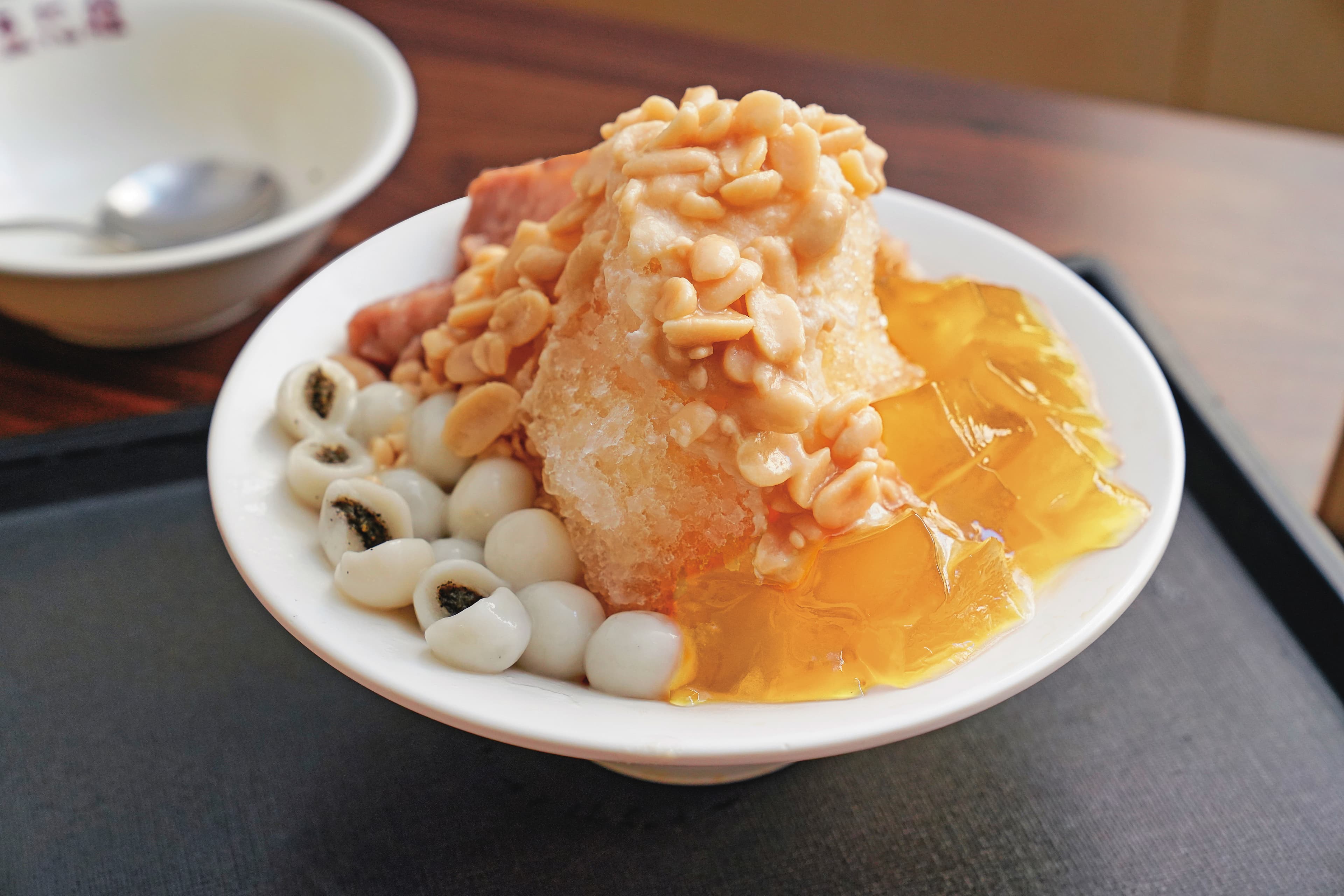 豆花或冰品配上花生、芋頭、粉粿、黑心白玉及甘蔗冰砂,是黃仁勳喜歡的口味。(85元/碗)