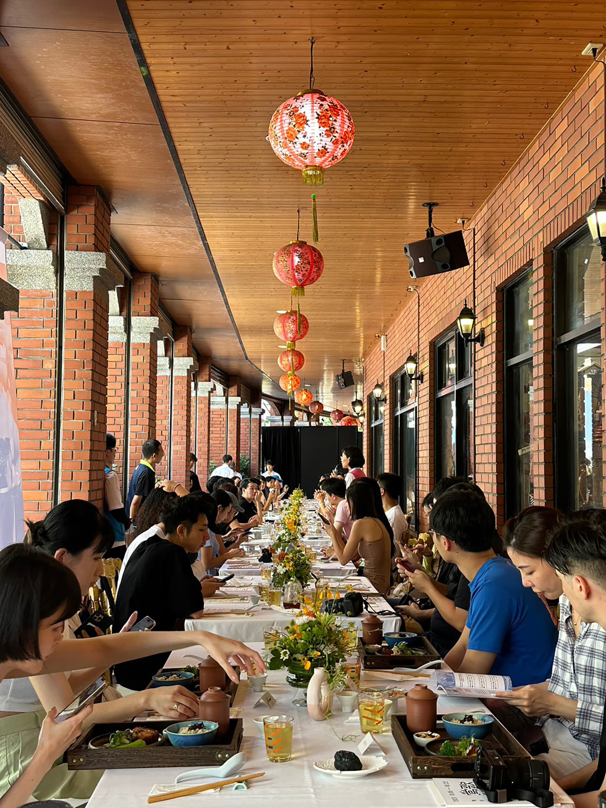 鶯歌桌宴將於10月13日至15日在鶯歌老街陶館騎樓下登場。(安導愛講古提供)